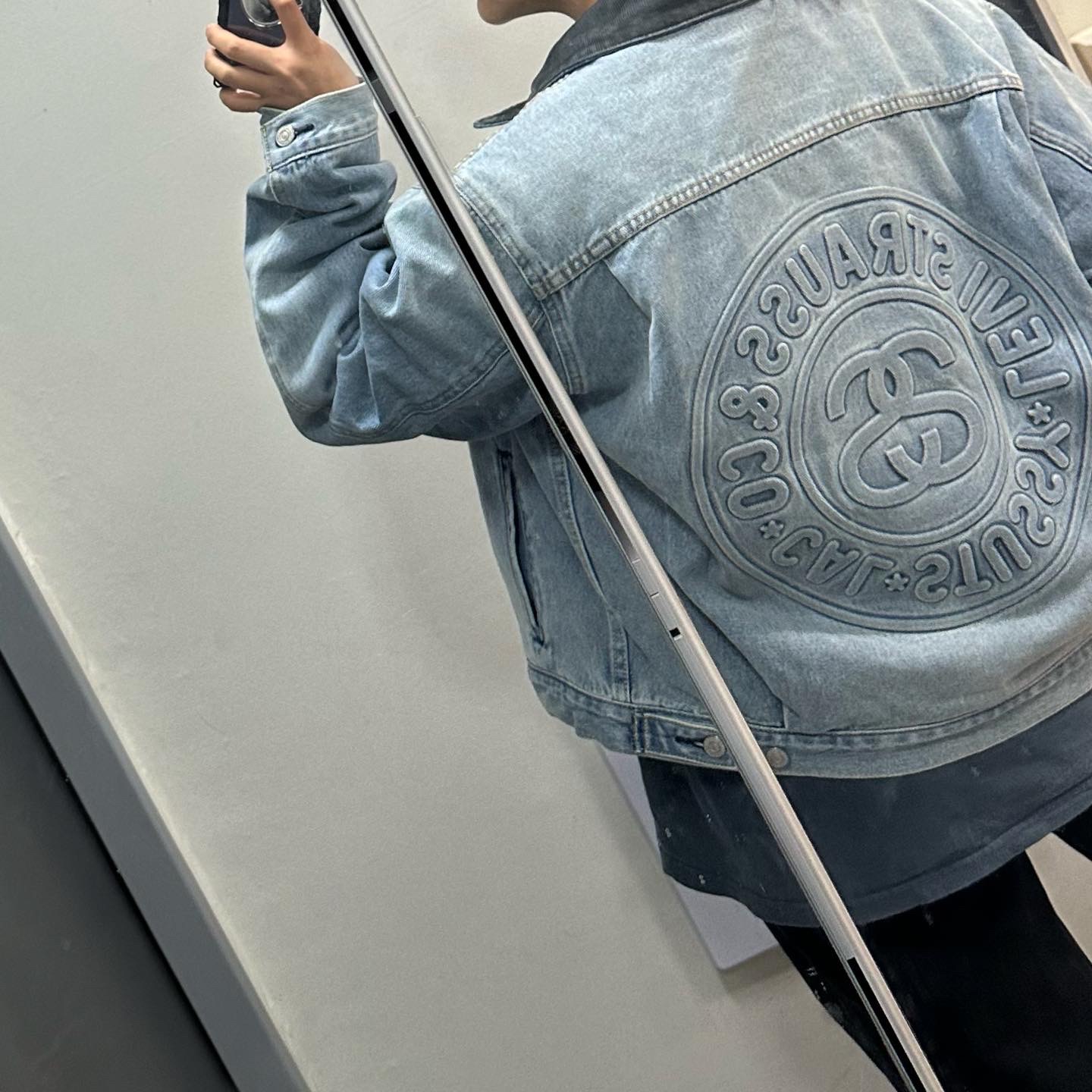 Stussy x Levi's Embossed Trucker Jacket Indigo 착용 스타일 - 2