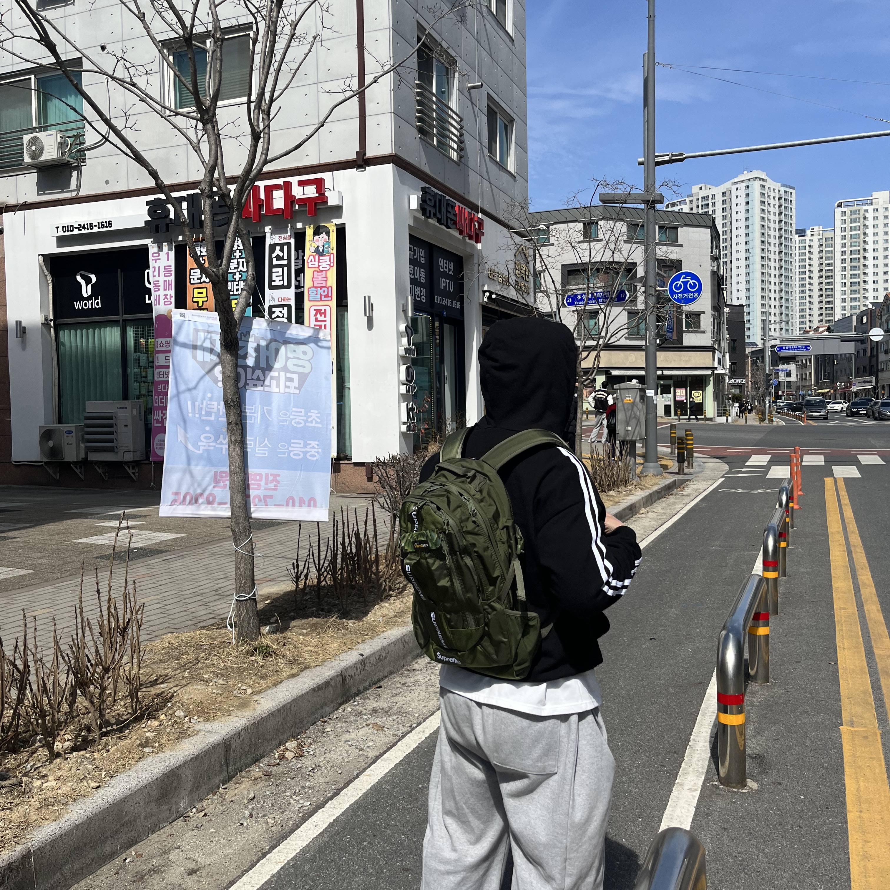 Supreme Backpack Olive - 22FW 착용 스타일 - 2