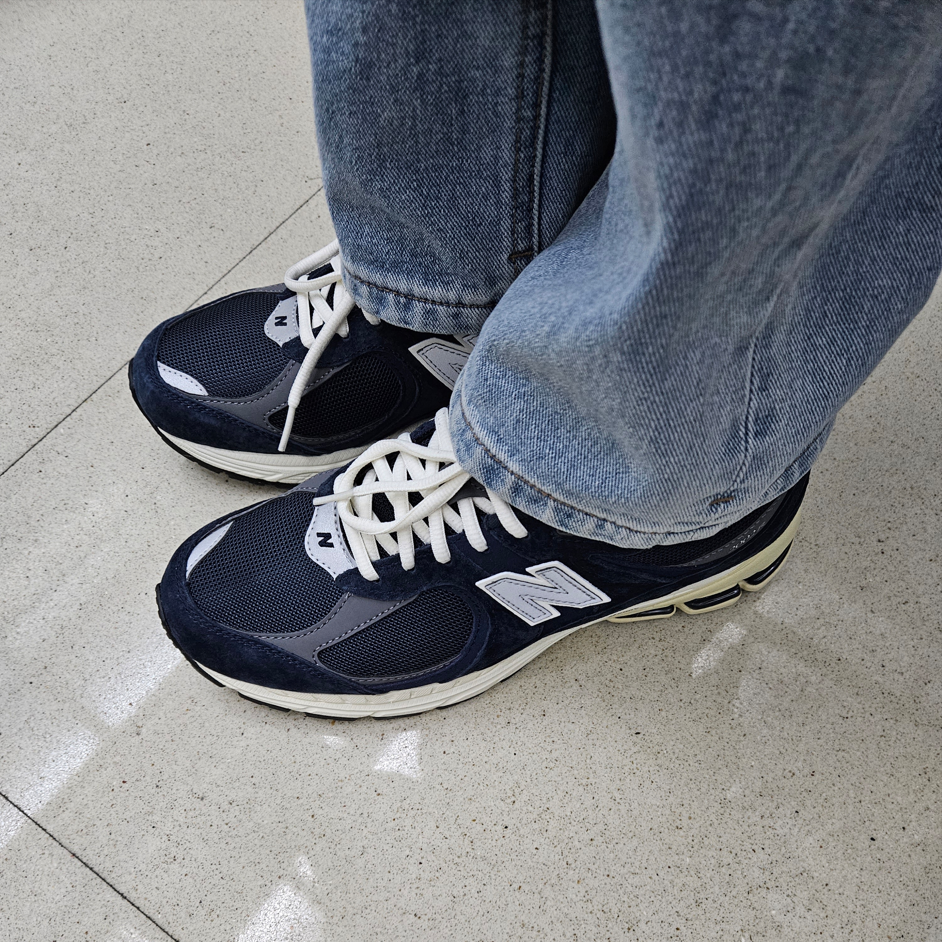 New Balance 2002R Eclipse Castlerock 착용 스타일