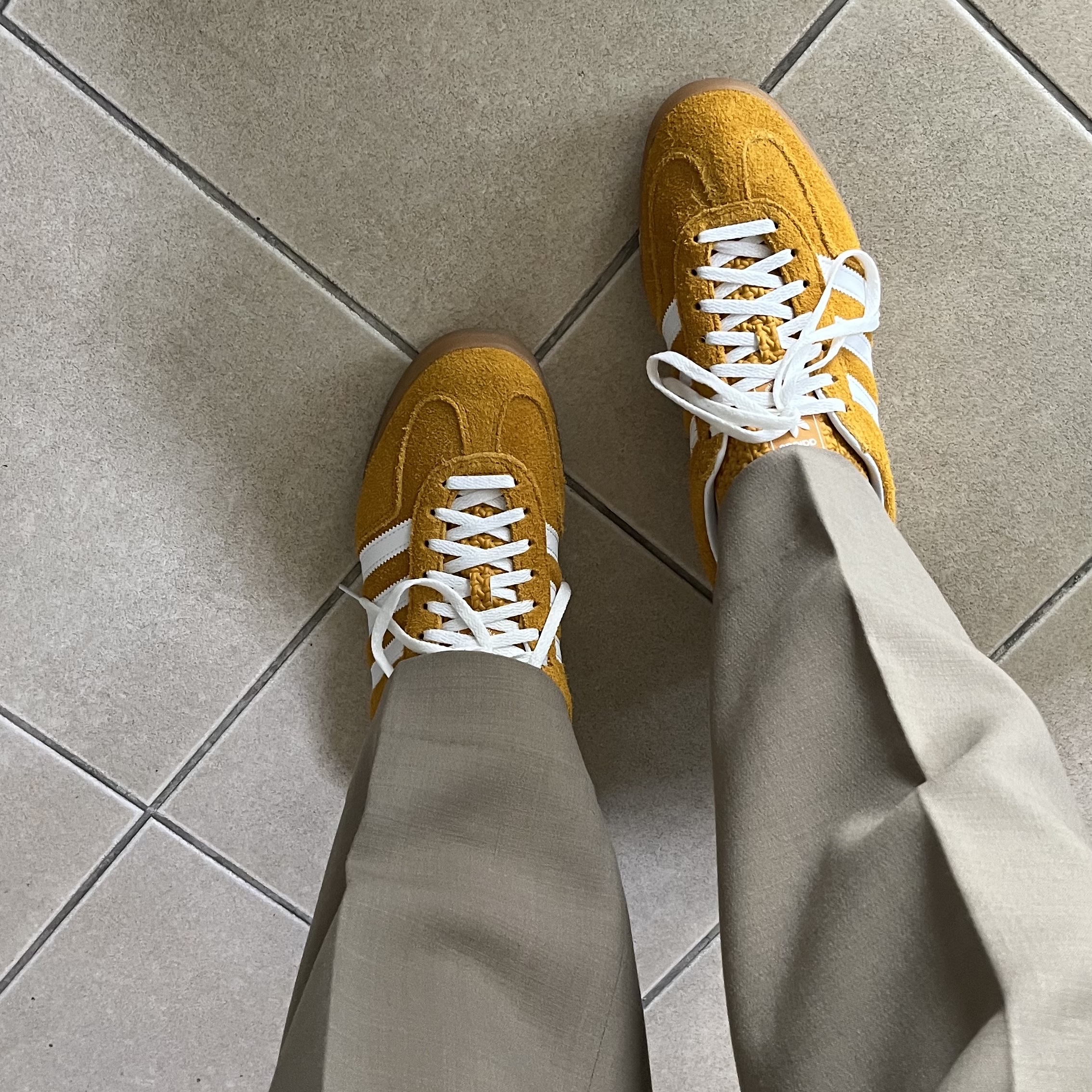 (W) Adidas Gazelle Indoor Orange Peel Cloud White 착용 스타일