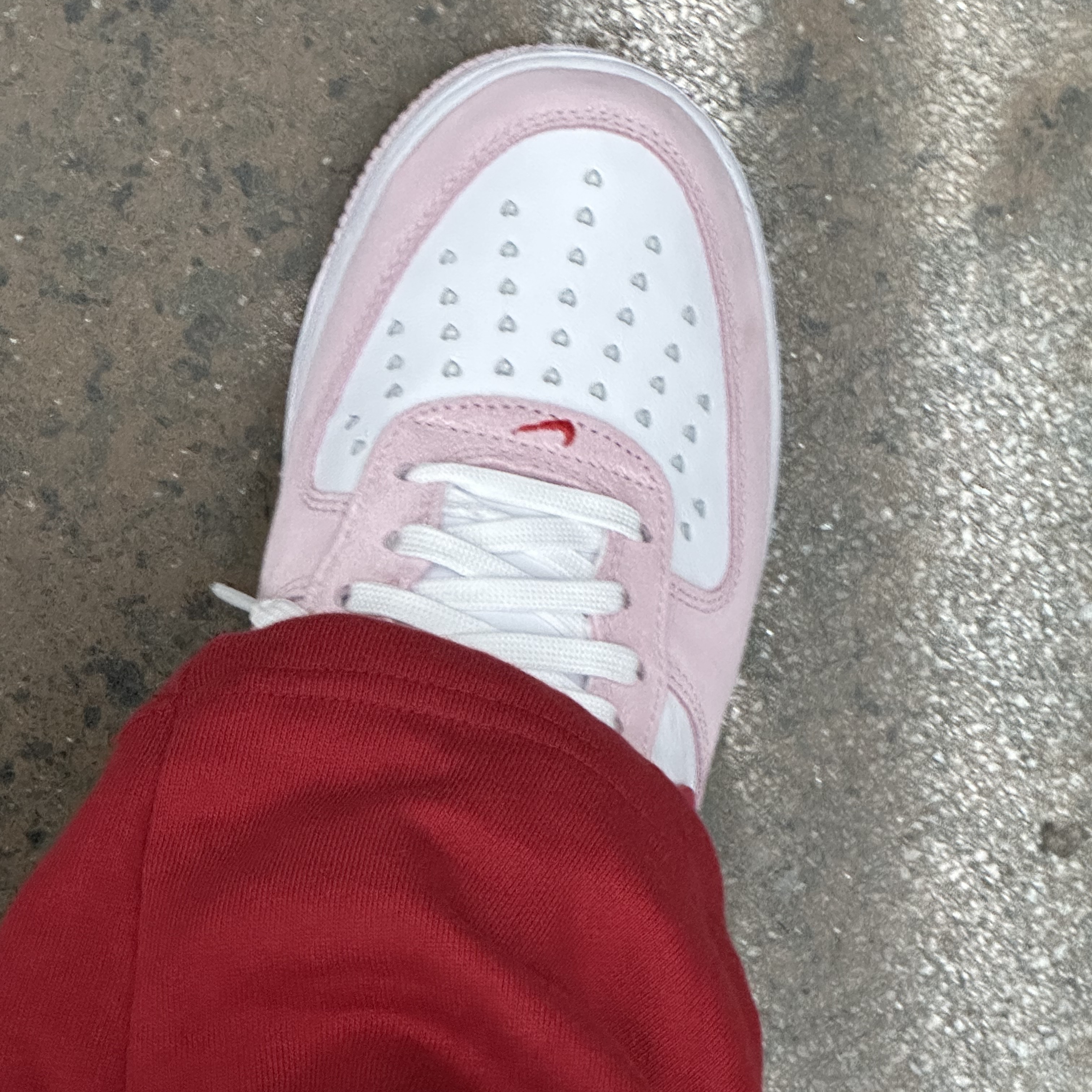 Nike Air Force 1 '07 QS Valentine's Day 착용 스타일
