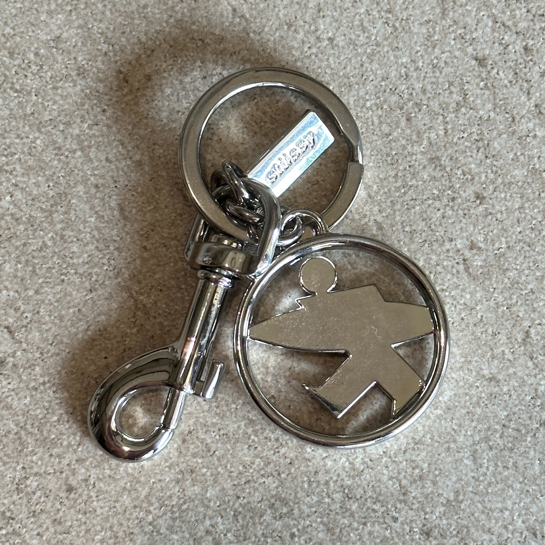 Stussy Surfman Keychain Silver 착용 스타일 - 2