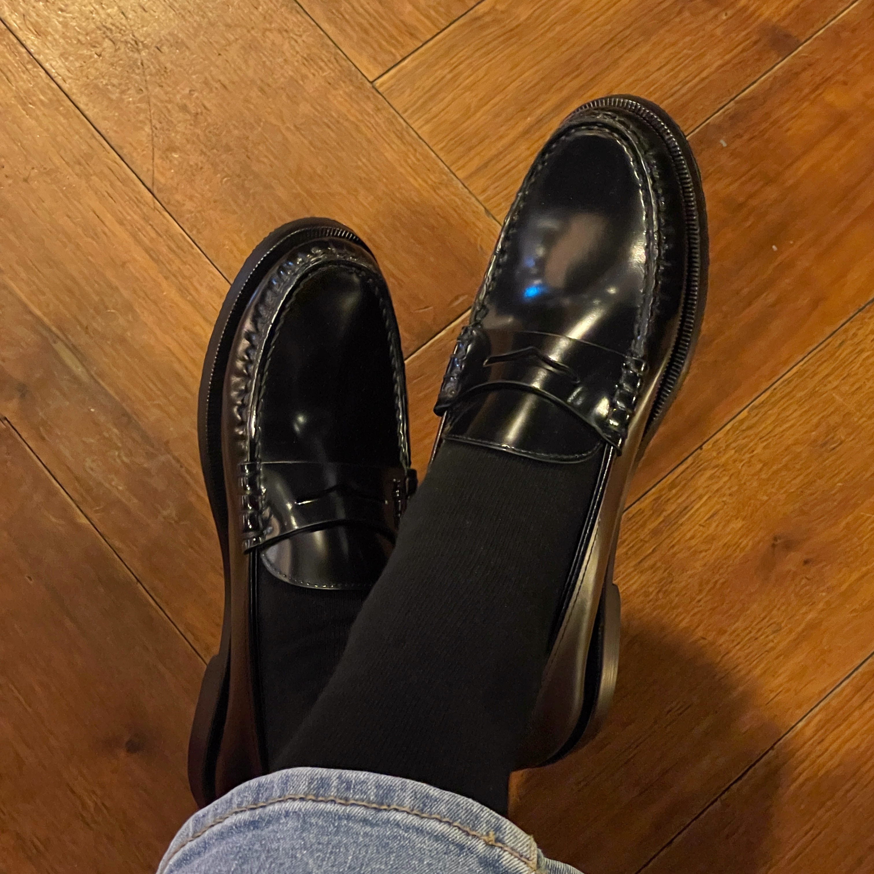 (W) Saint Laurent Smooth Leather Monogram Penny Slippers Black 착용 스타일 - 2