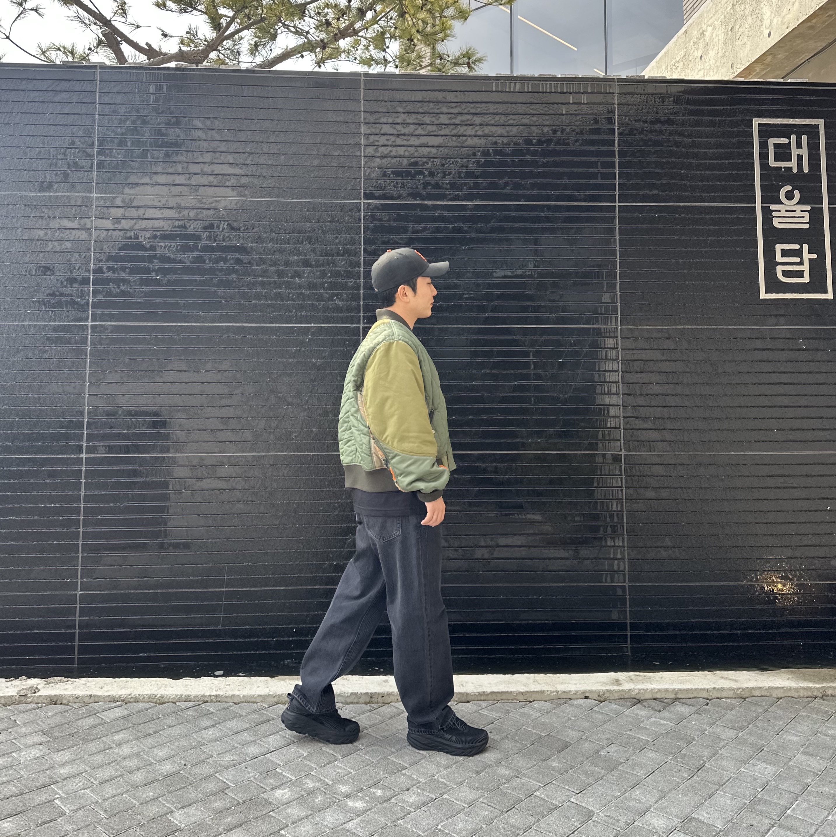 Hoka Bondi 7 Black - Wide, Andersson Bell x Asics Contrast Quilting Bomber Jacket Khaki 착용 스타일 - 2