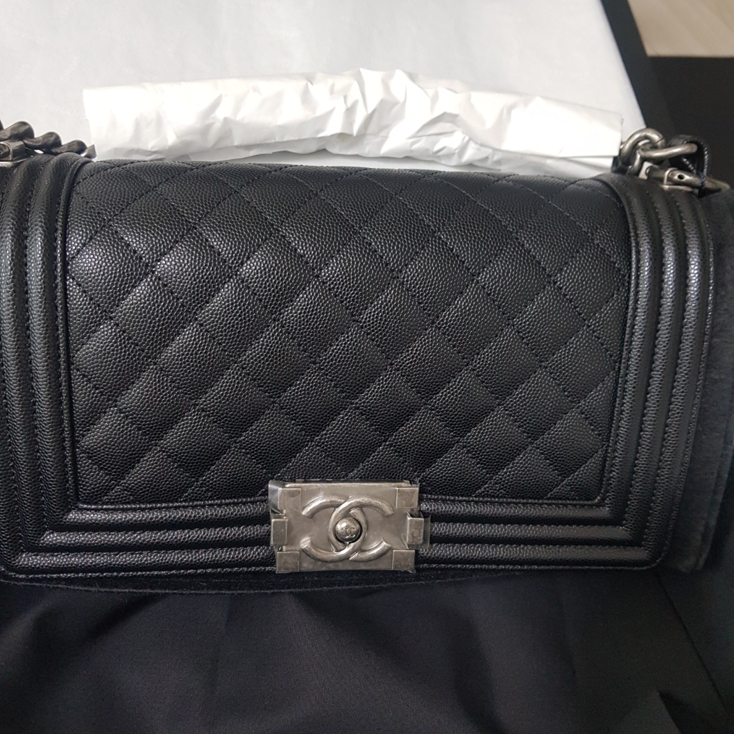 Chanel Medium Boy Chanel Handbag Grained Calfskin & Ruthenium Black 착용 스타일 - 2