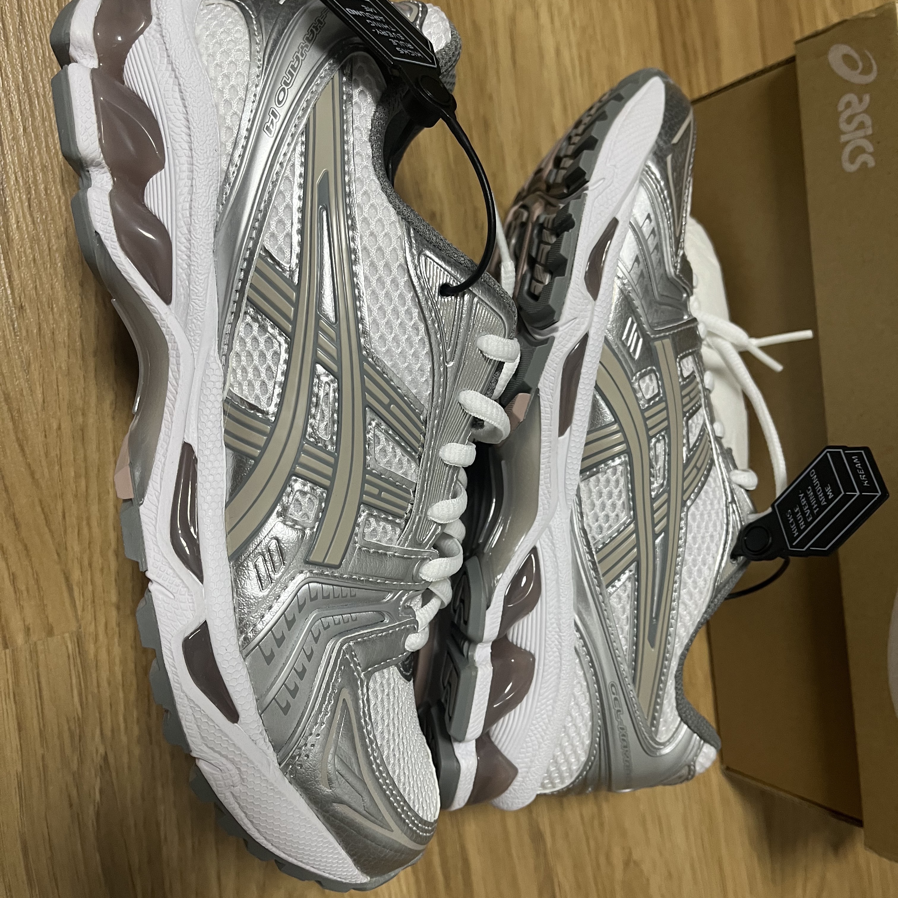 (W) Asics Gel-Kayano 14 White Moonrock 착용 스타일