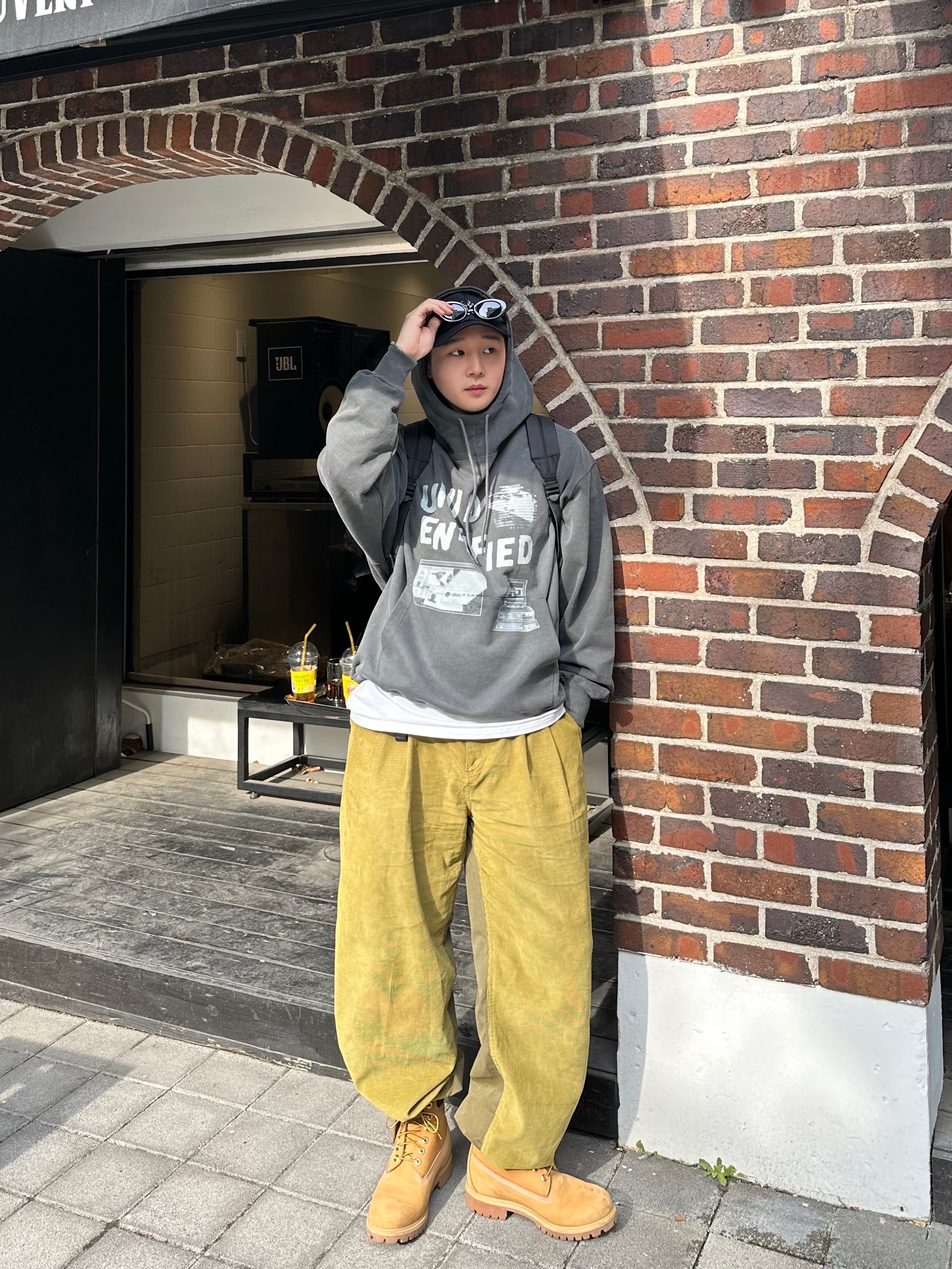 Sansan Gear Corduroy Pants Olive - 22FW, CDG Backpack Black 착용 스타일 - 2