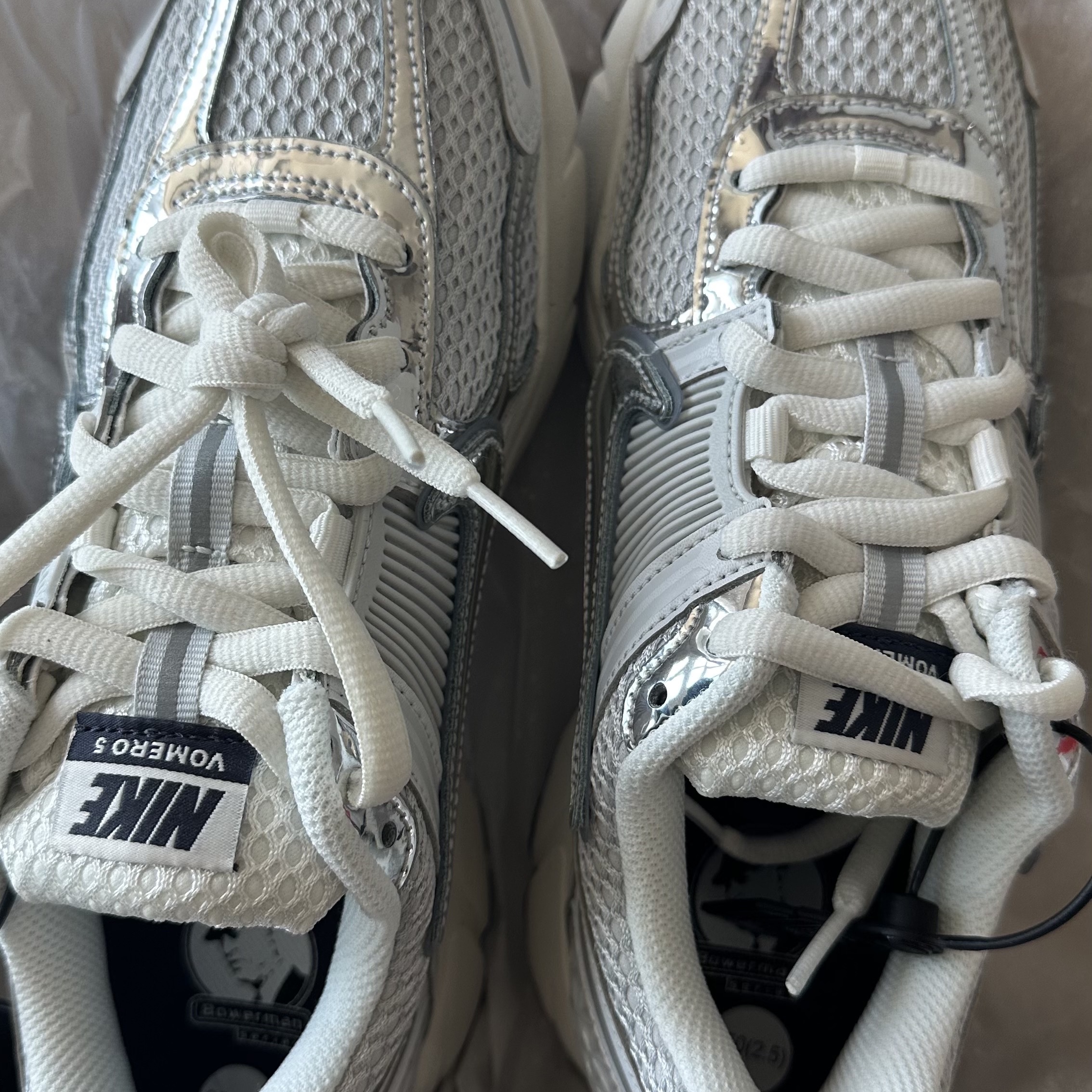 (W) Nike Zoom Vomero 5 Photon Dust and Metallic Silver 착용 스타일 - 2