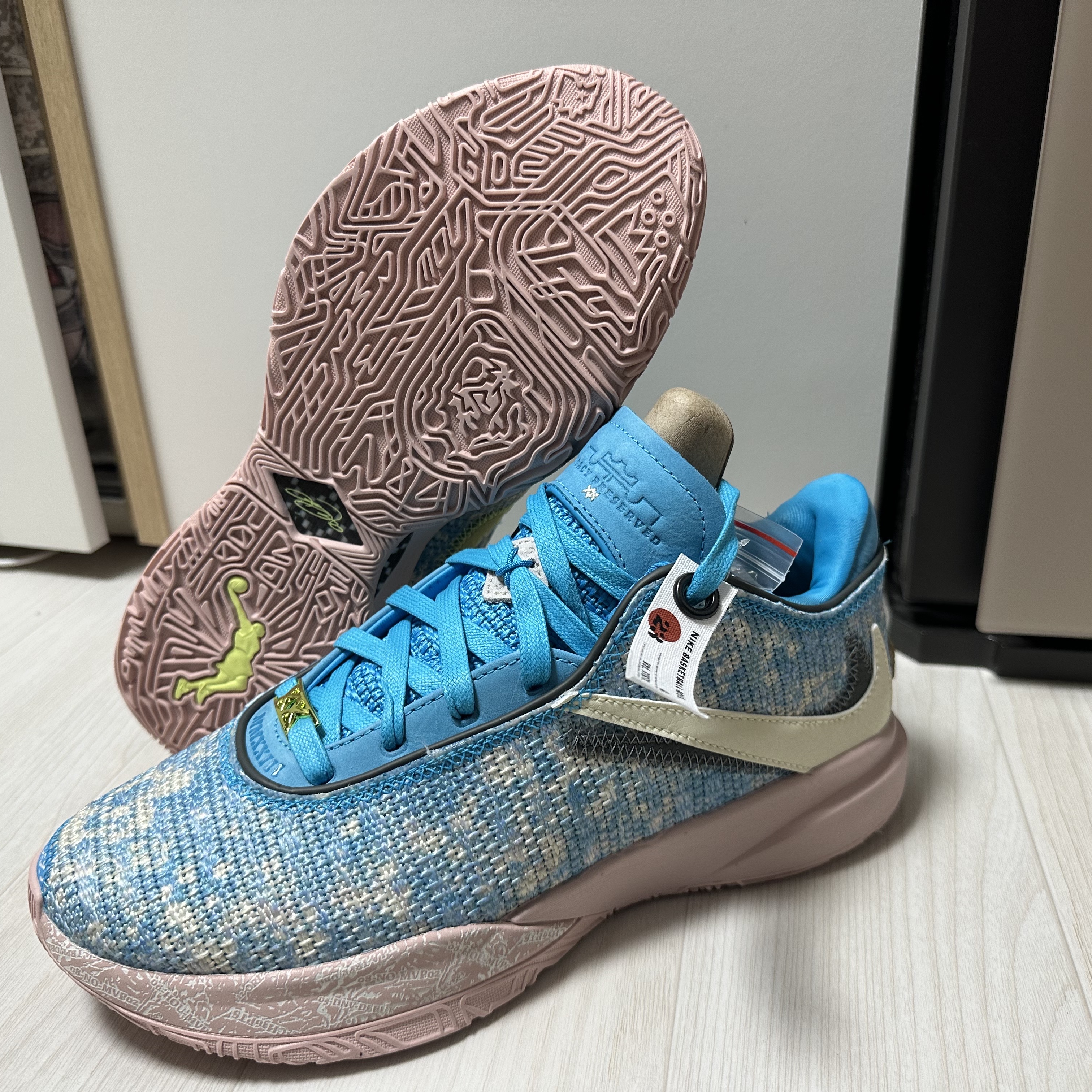 Nike LeBron XX ASW EP Blue Lightning Coconut Milk 착용 스타일 - 2
