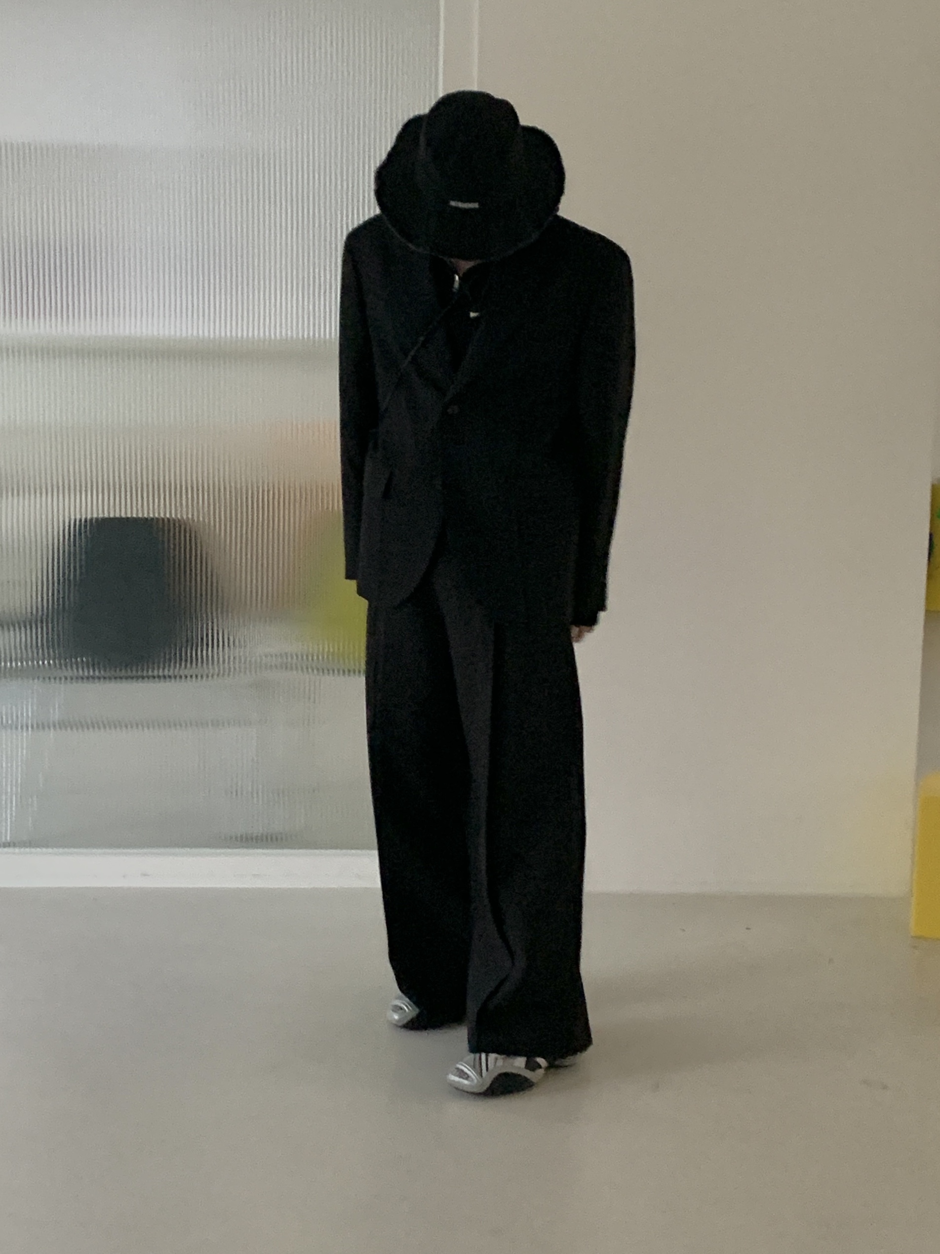 Jacquemus Le Bob Artichaut Bucket Hat Black, Balenciaga Tyrex Sneakers Black Grey 착용 스타일 - 2