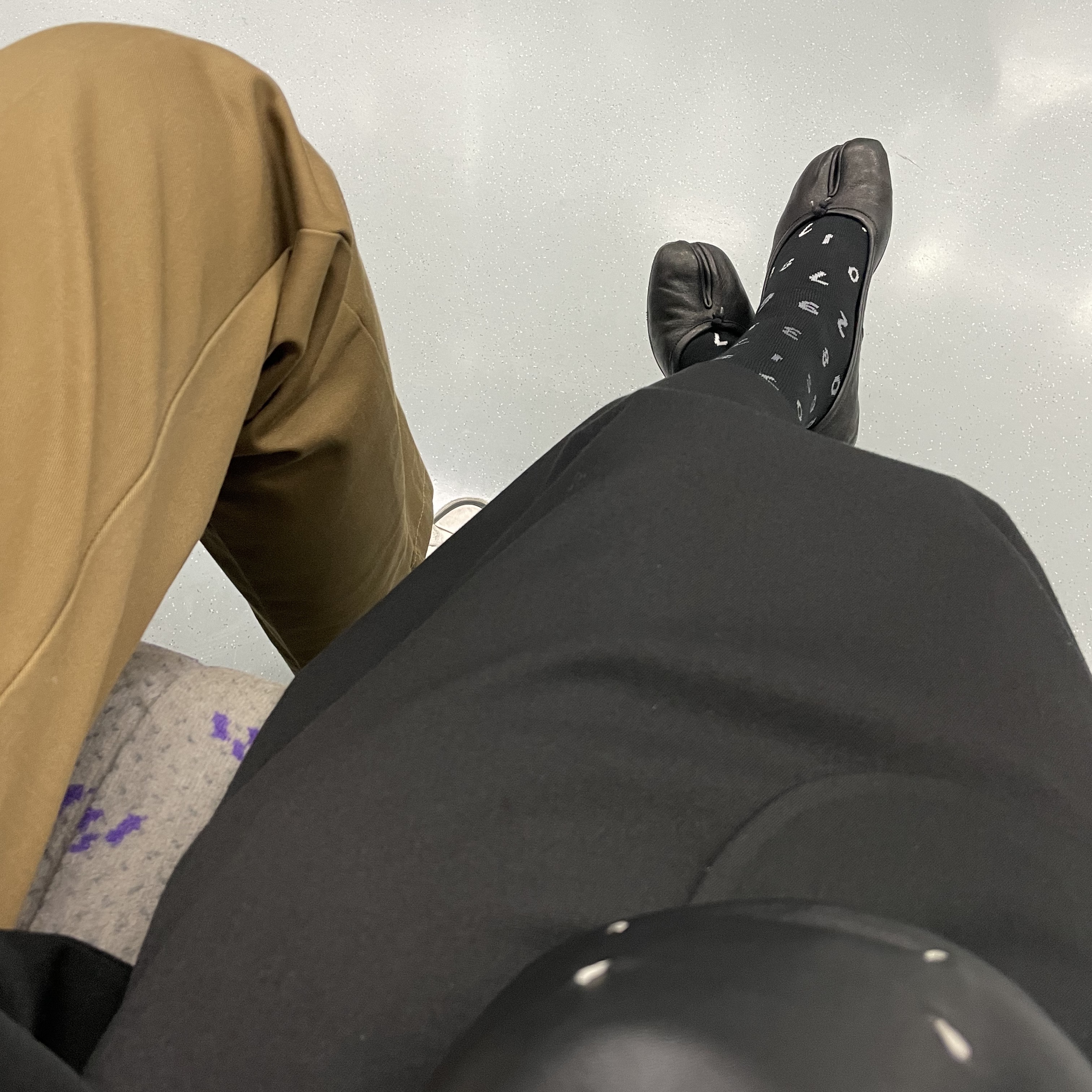 (W) Maison Margiela Tabi Leather Ballerina Shoes Black, Maison Margiela Tabi Chain Bucket Bag Black 착용 스타일 - 1