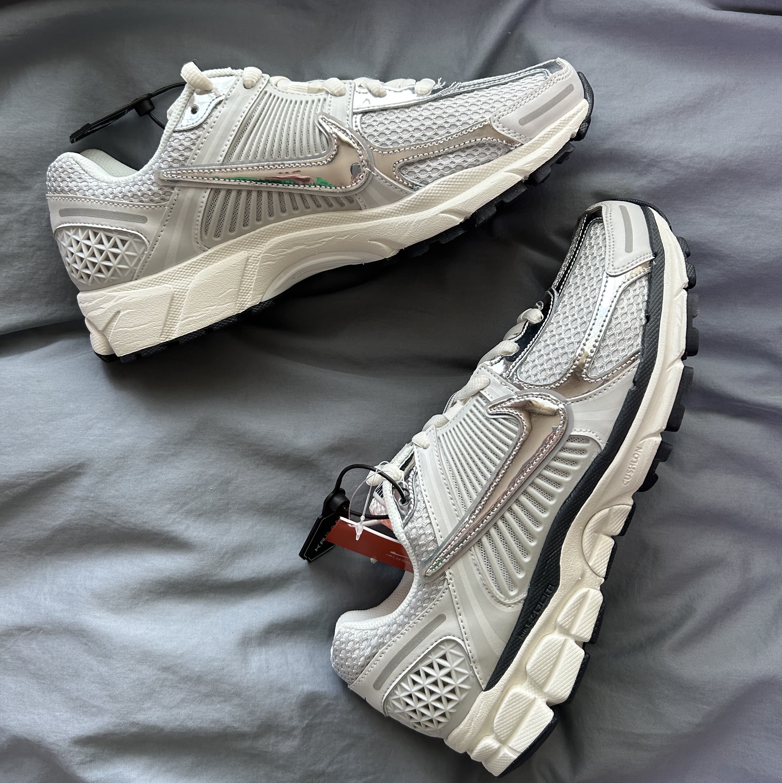 (W) Nike Zoom Vomero 5 Photon Dust and Metallic Silver 착용 스타일
