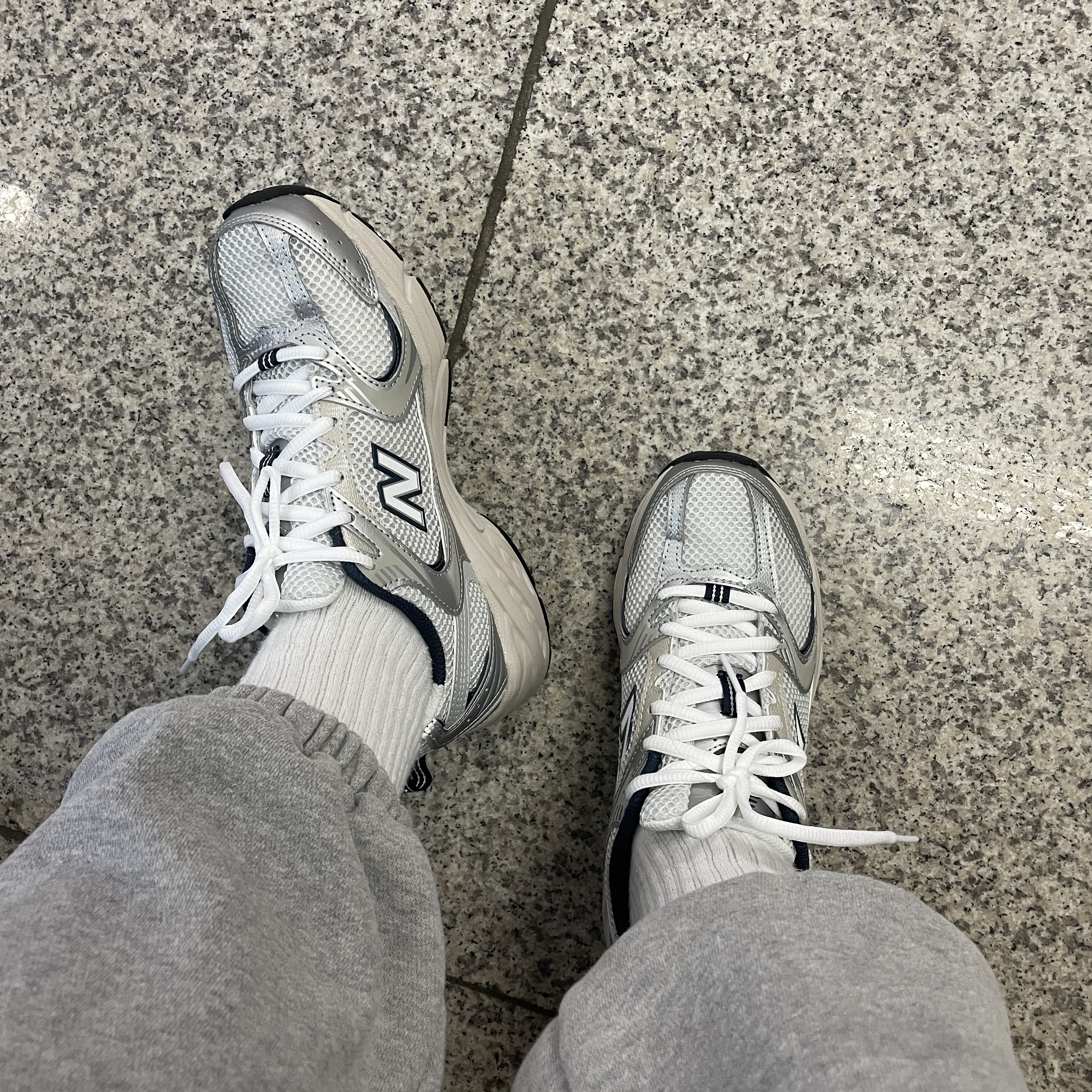 New Balance 530 Steel Grey 착용 스타일