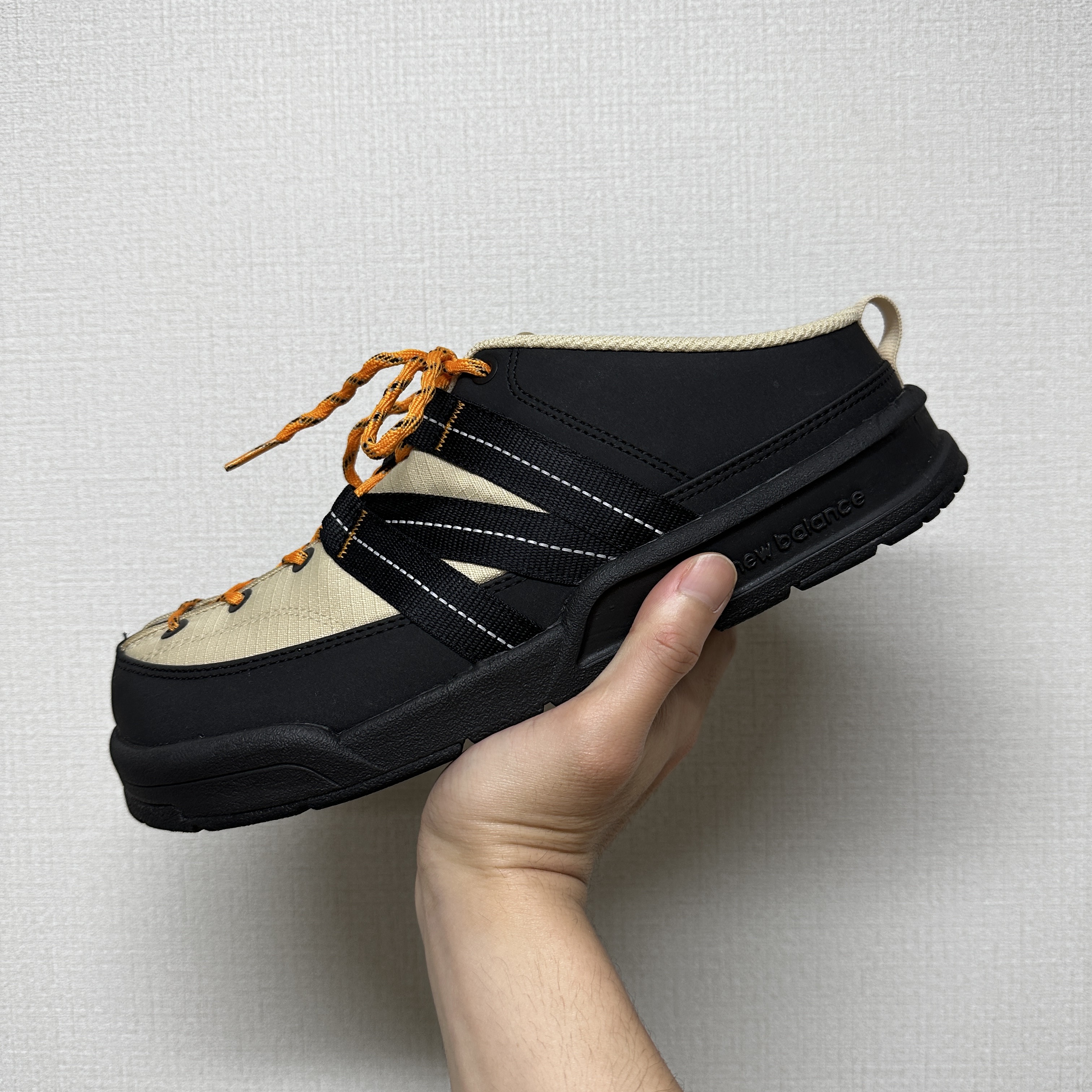 New Balance CRV Mule V2 Yellow 착용 스타일 - 2