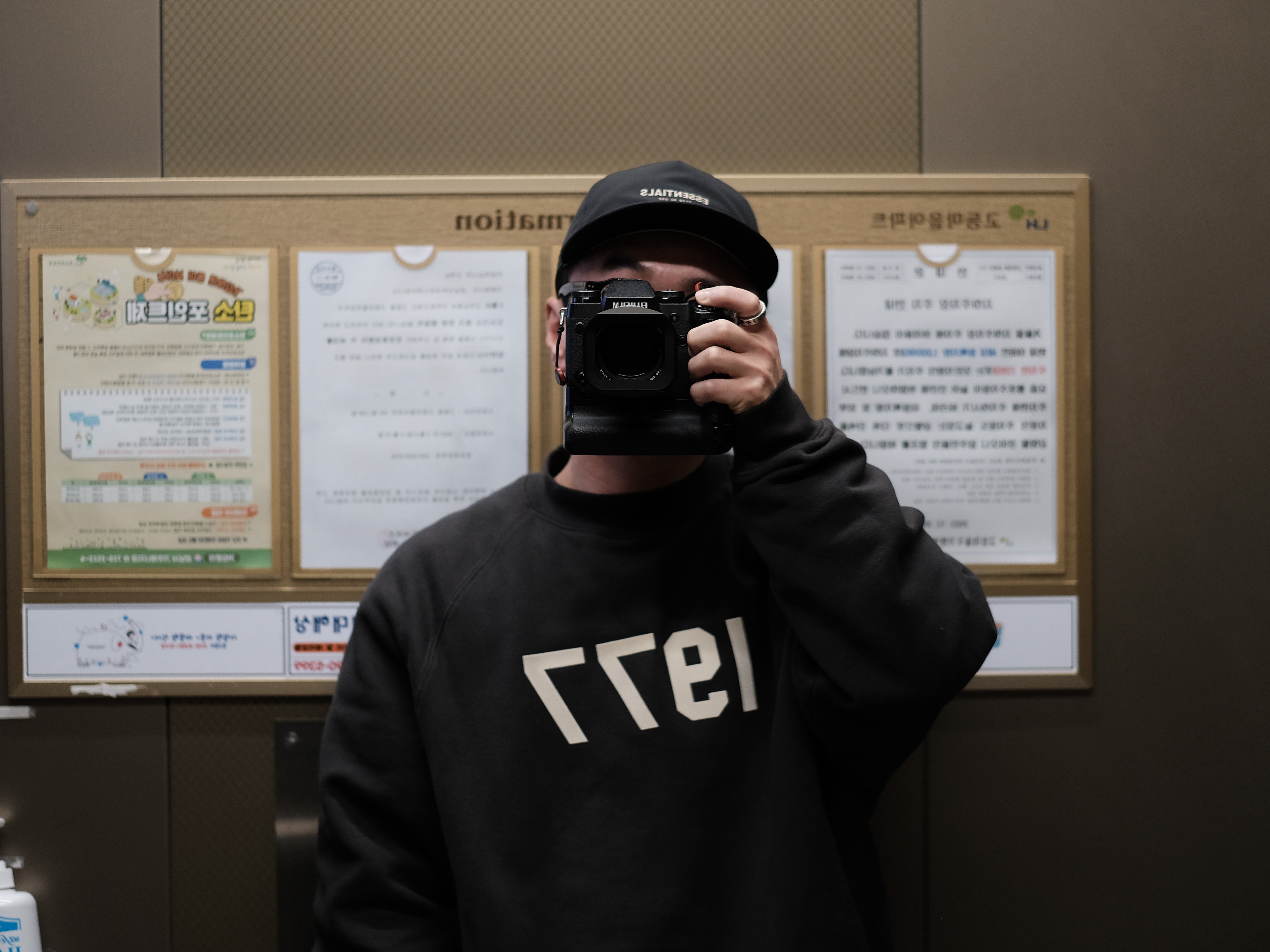 Essentials 1977 Crewneck Sweatshirt Iron - 22SS, Essentials x New Era Retro Crown Strapback Black 착용 스타일