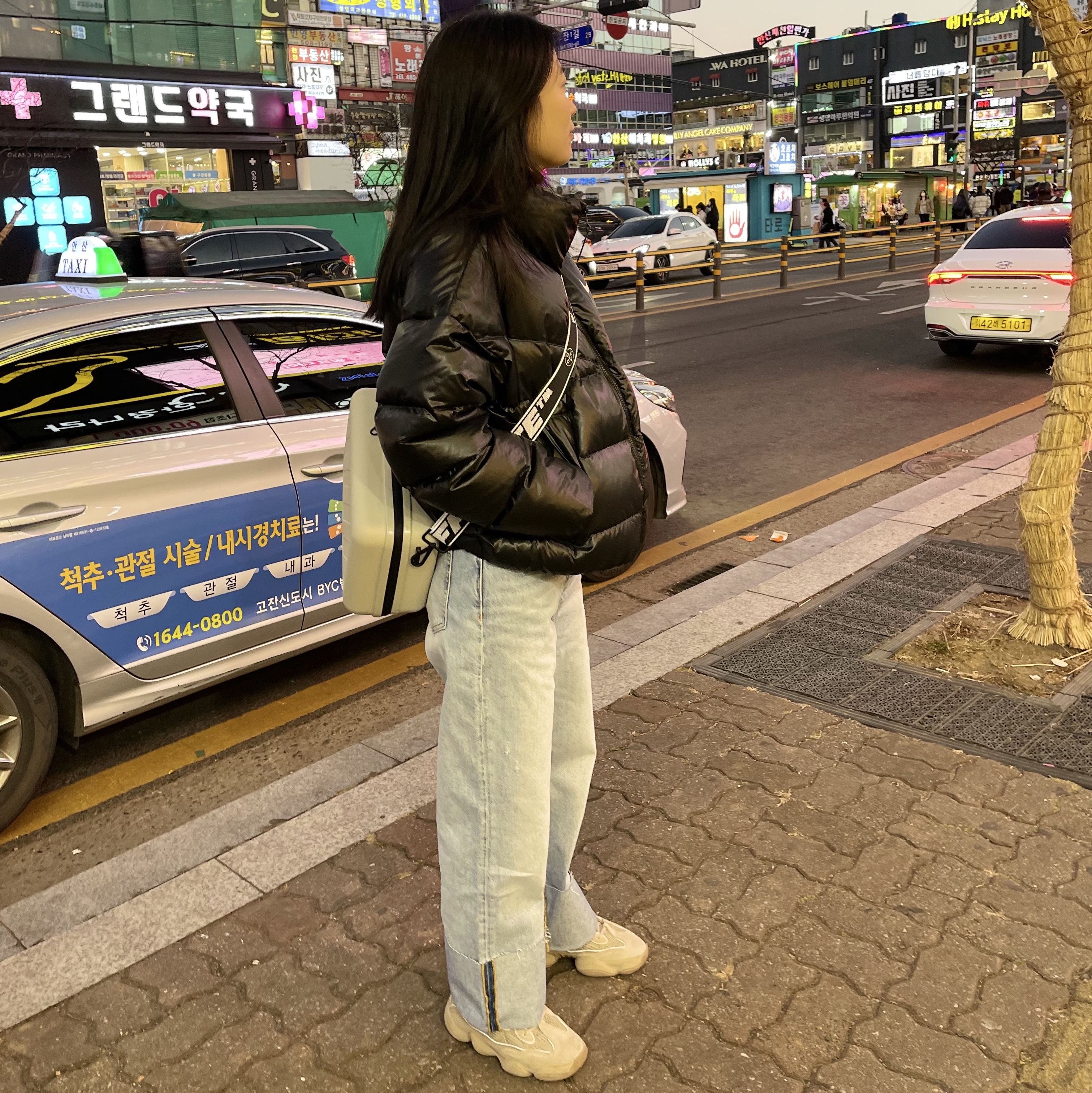 Adidas Yeezy 500 Taupe Light, Off-White x Amore Pacific Protection Box (Without Cosmetics) 착용 스타일