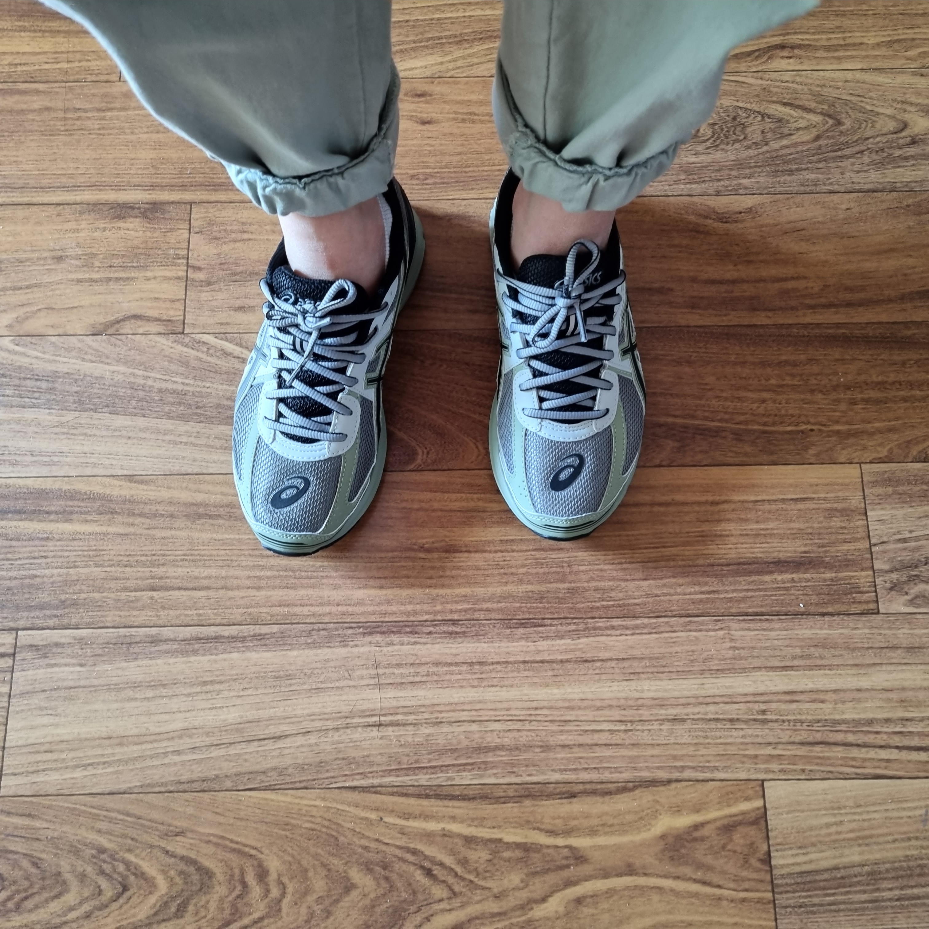 Asics Jog 100 S Sheet Rock - 2E Wide 착용 스타일 - 1