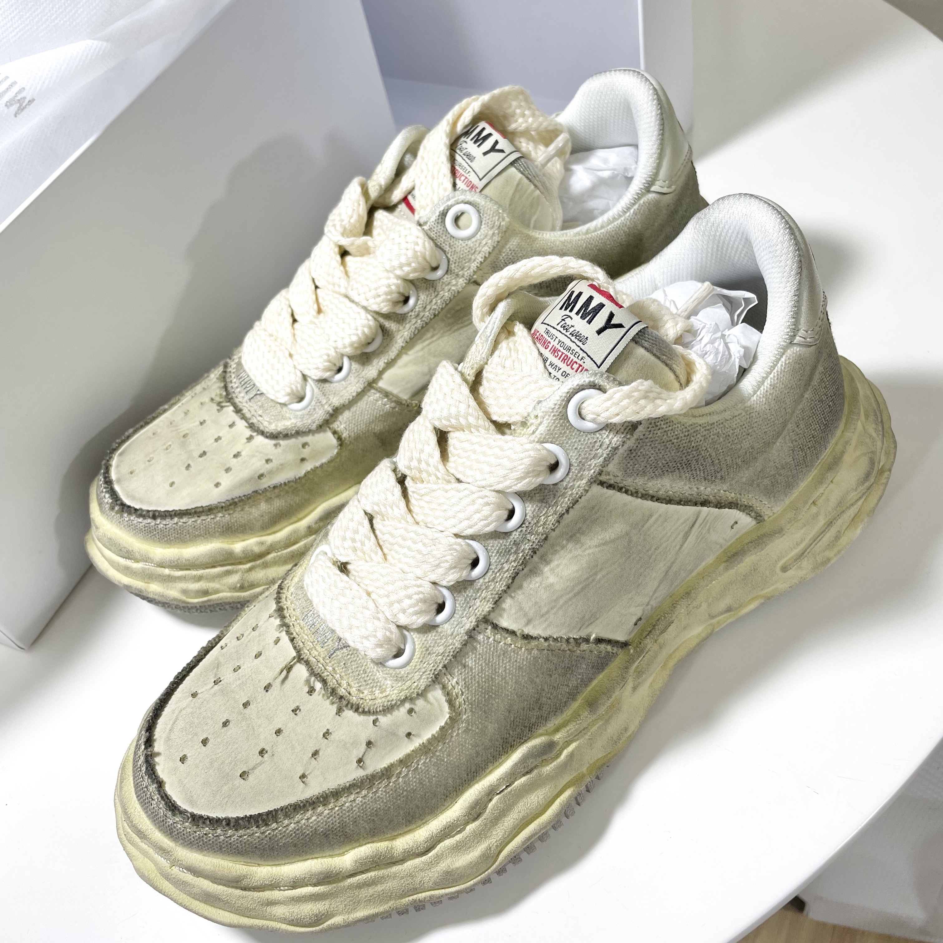 Maison Mihara Yasuhiro Wayne OG Sole Distressed Canvas Low-top Sneaker White 착용 스타일