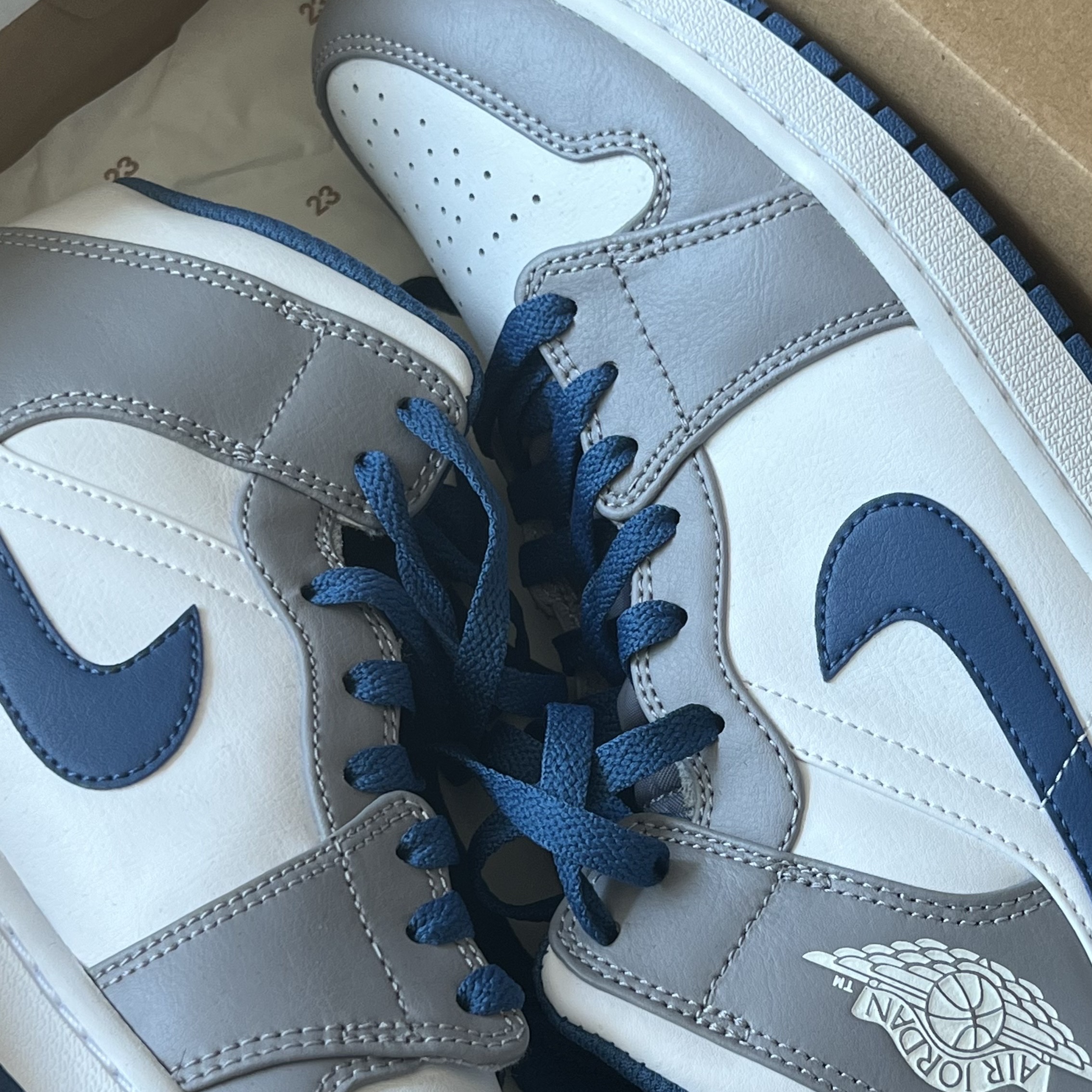 Jordan 1 Mid Cement Grey True Blue 착용 스타일 - 2