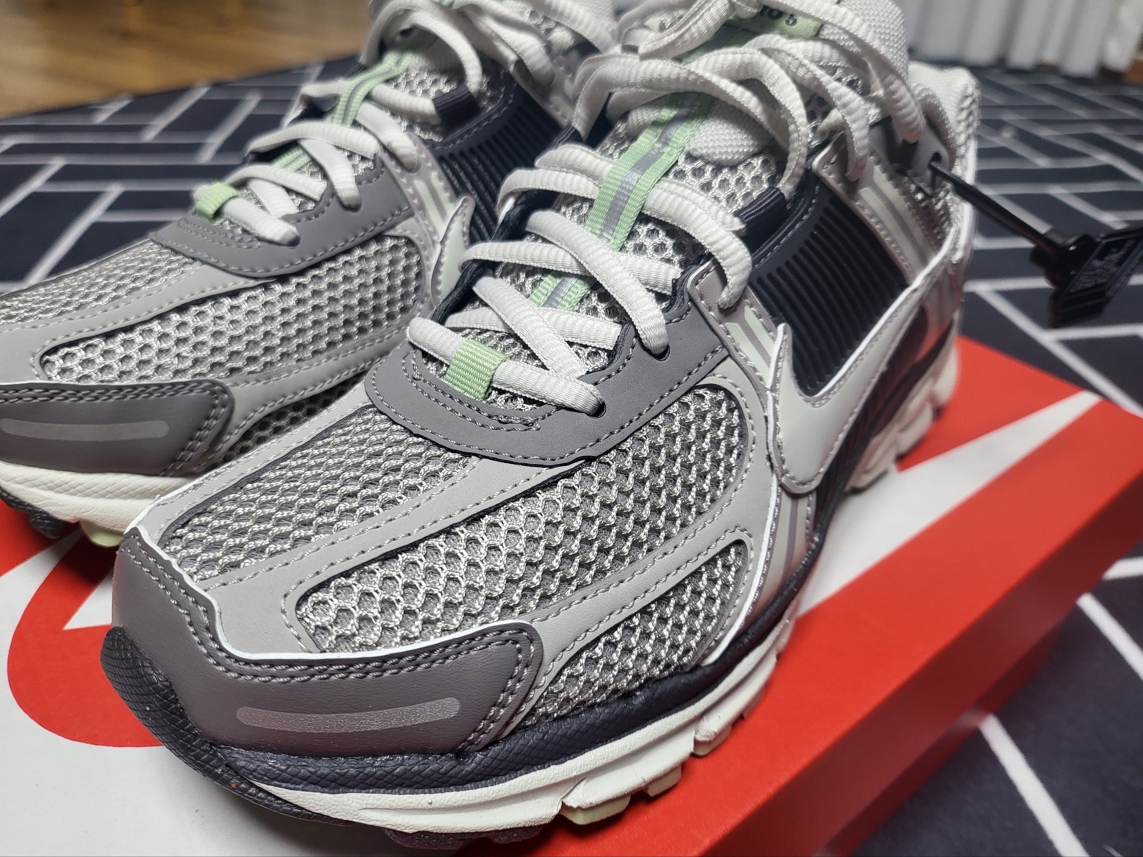 (W) Nike Zoom Vomero 5 Cobblestone and Flat Pewter 착용 스타일 - 1