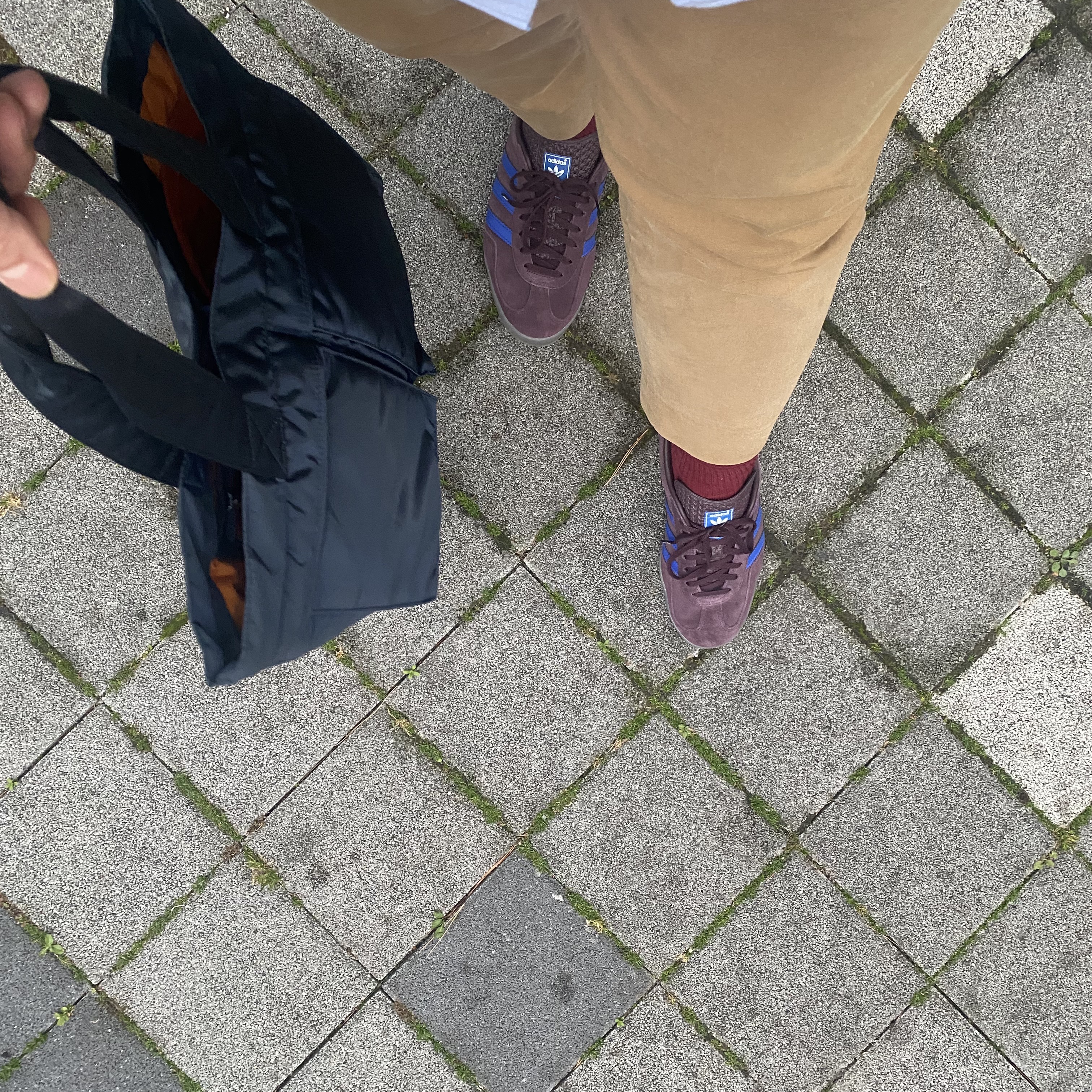 Adidas Gazelle Indoor Shadow Maroon, Porter Tanker 2Way Tote Bag Iron Blue 착용 스타일