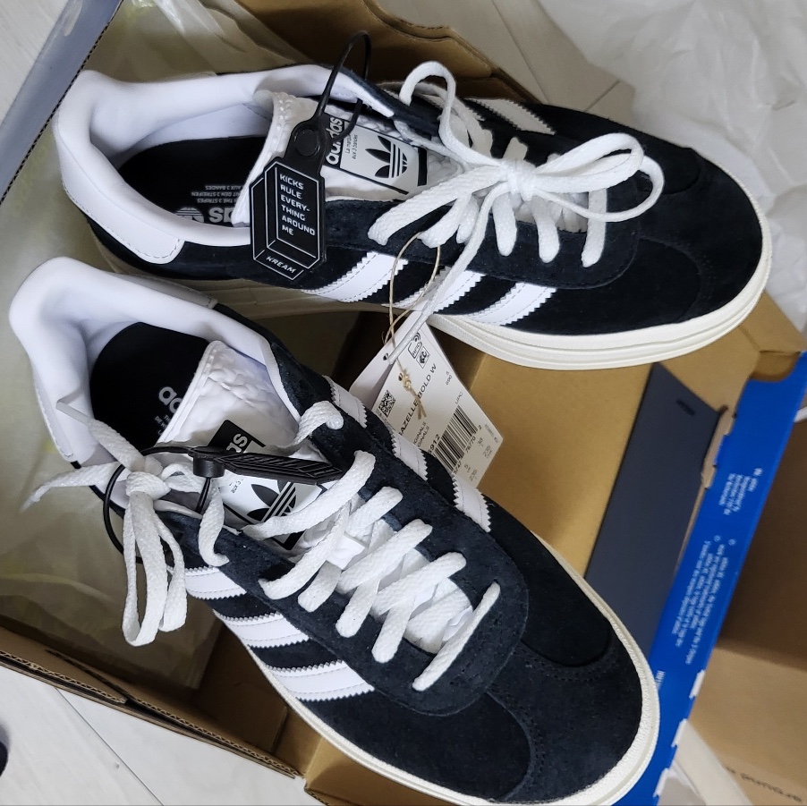 (W) Adidas Gazelle Bold Core Black Cloud White 착용 스타일