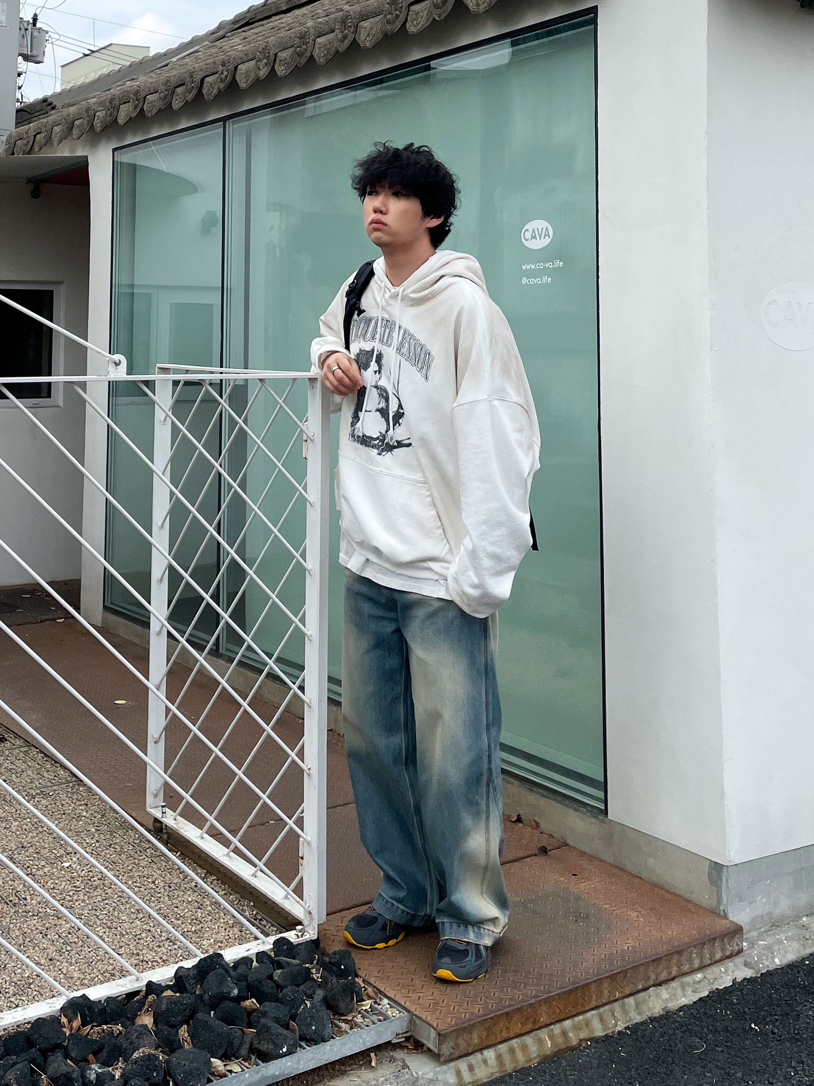 Project G/R x Atmos Etiquette Lesson Vintage Washed Hoodie White 착용 스타일 - 1
