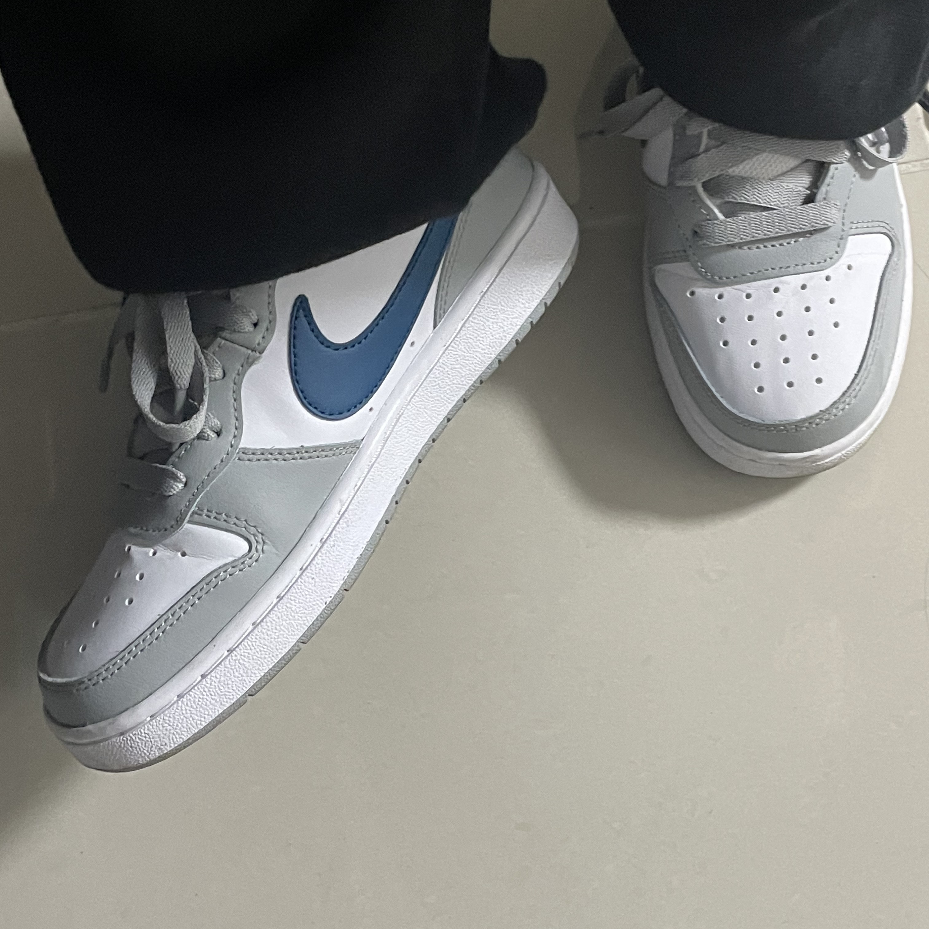 (GS) Nike Court Borough Low 2 Light Smoke Grey 착용 스타일 - 3