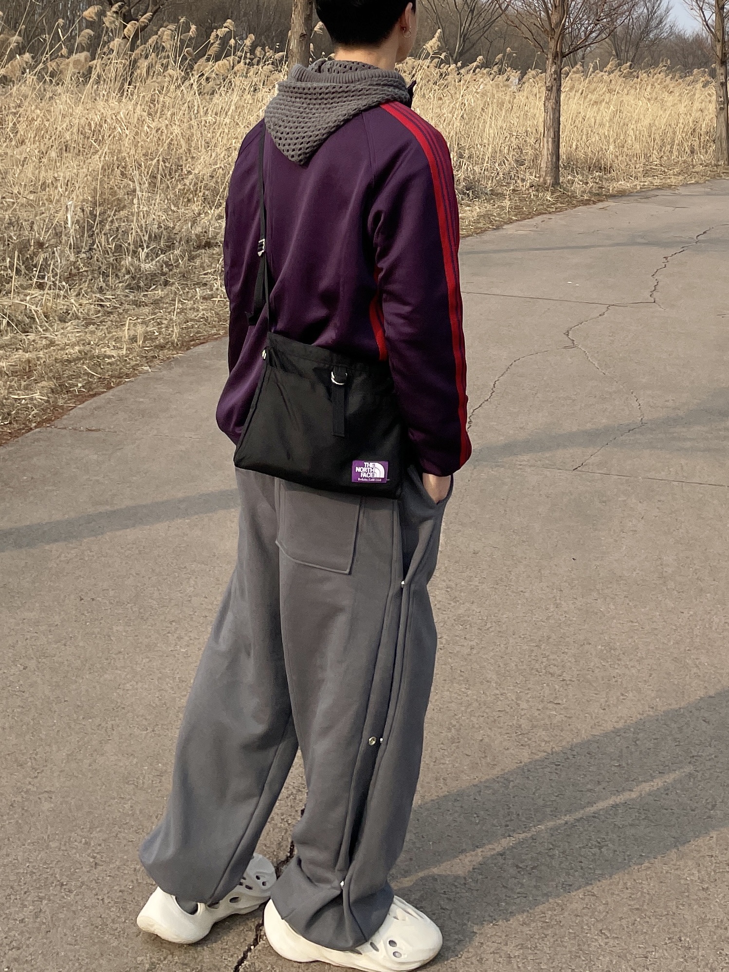 Adidas Yeezy Foam RNNR Sand, Needles Track Jacket Poly Smooth Dark Purple 착용 스타일