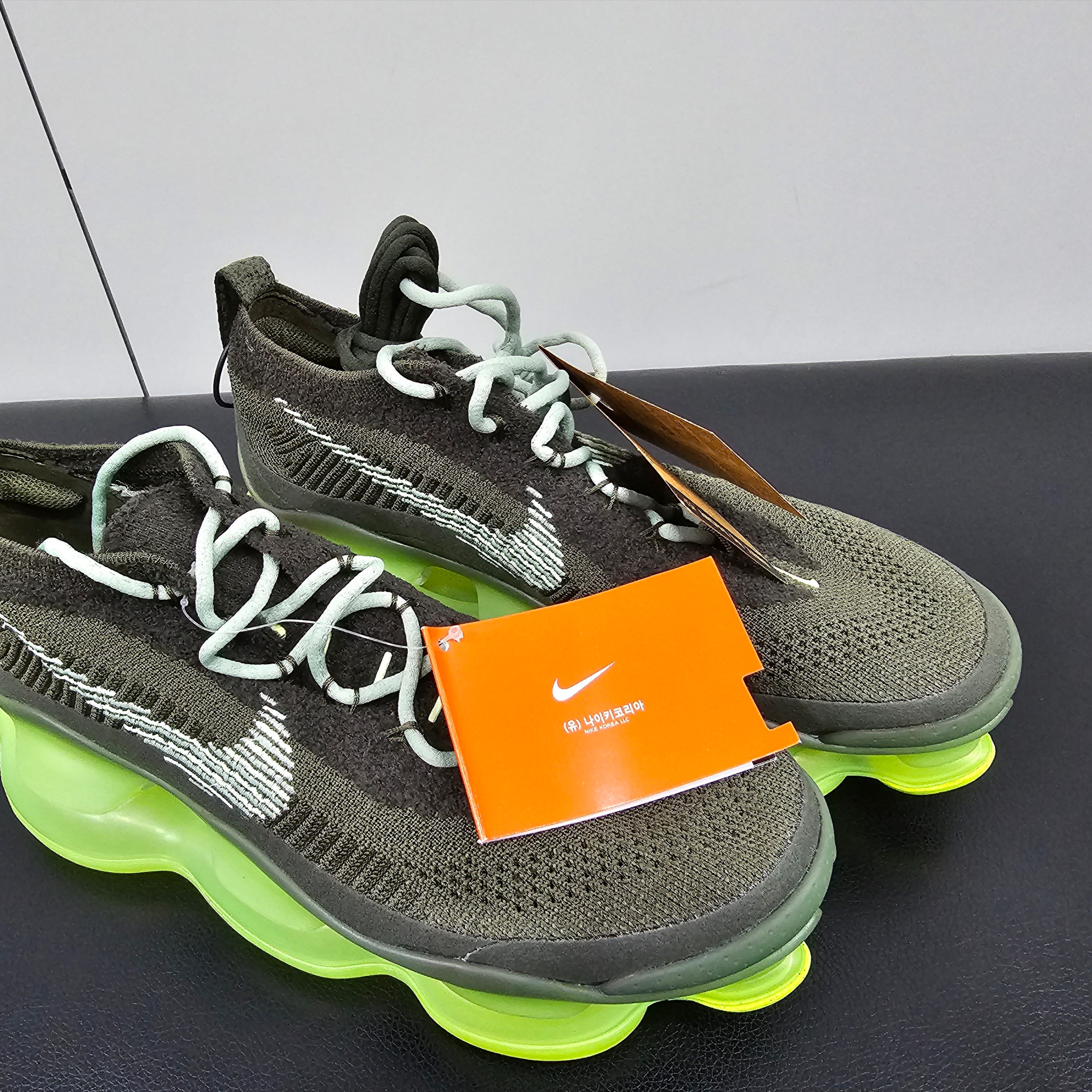 Nike Air Max Scorpion Flyknit Barely Volt 착용 스타일