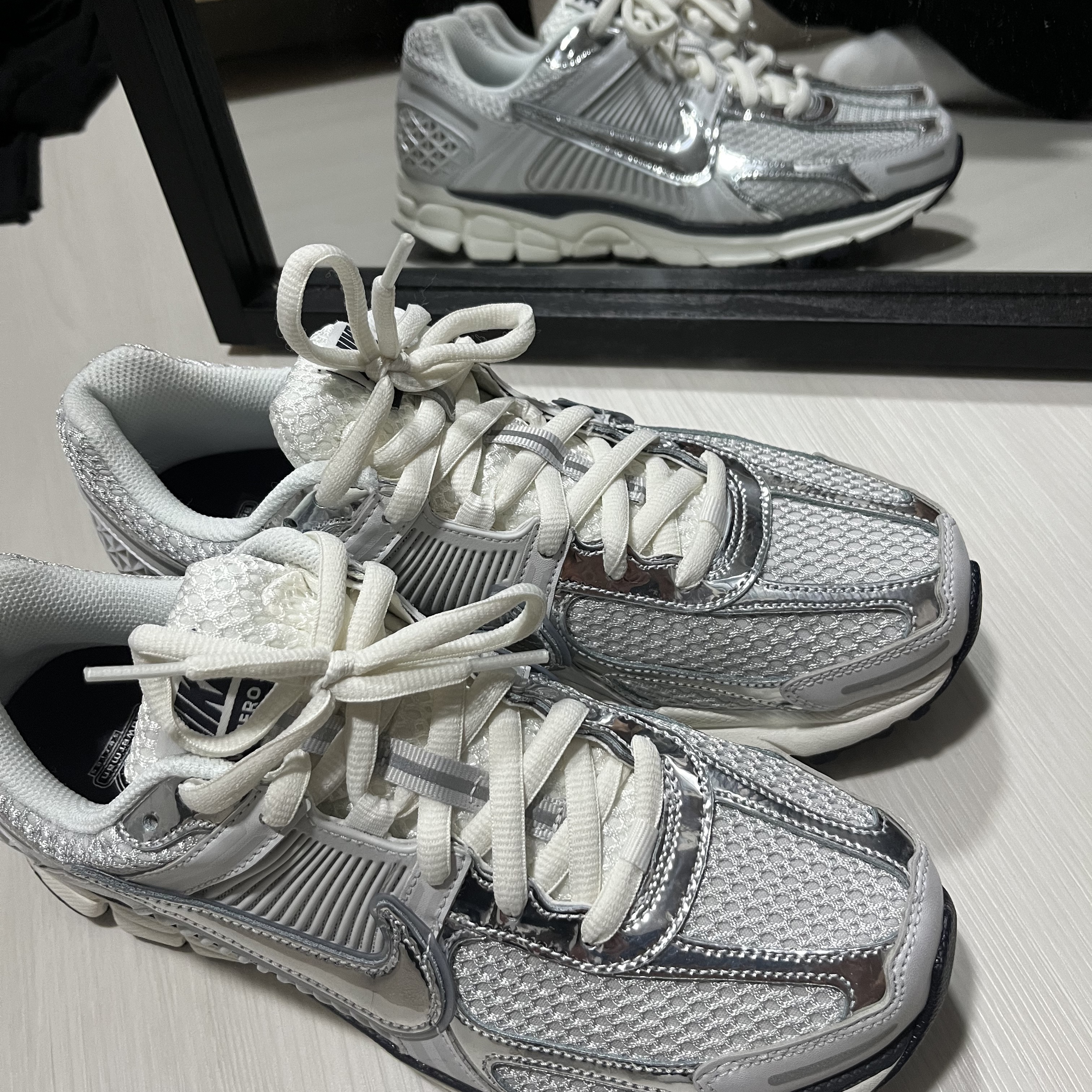 (W) Nike Zoom Vomero 5 Photon Dust and Metallic Silver 착용 스타일 - 1