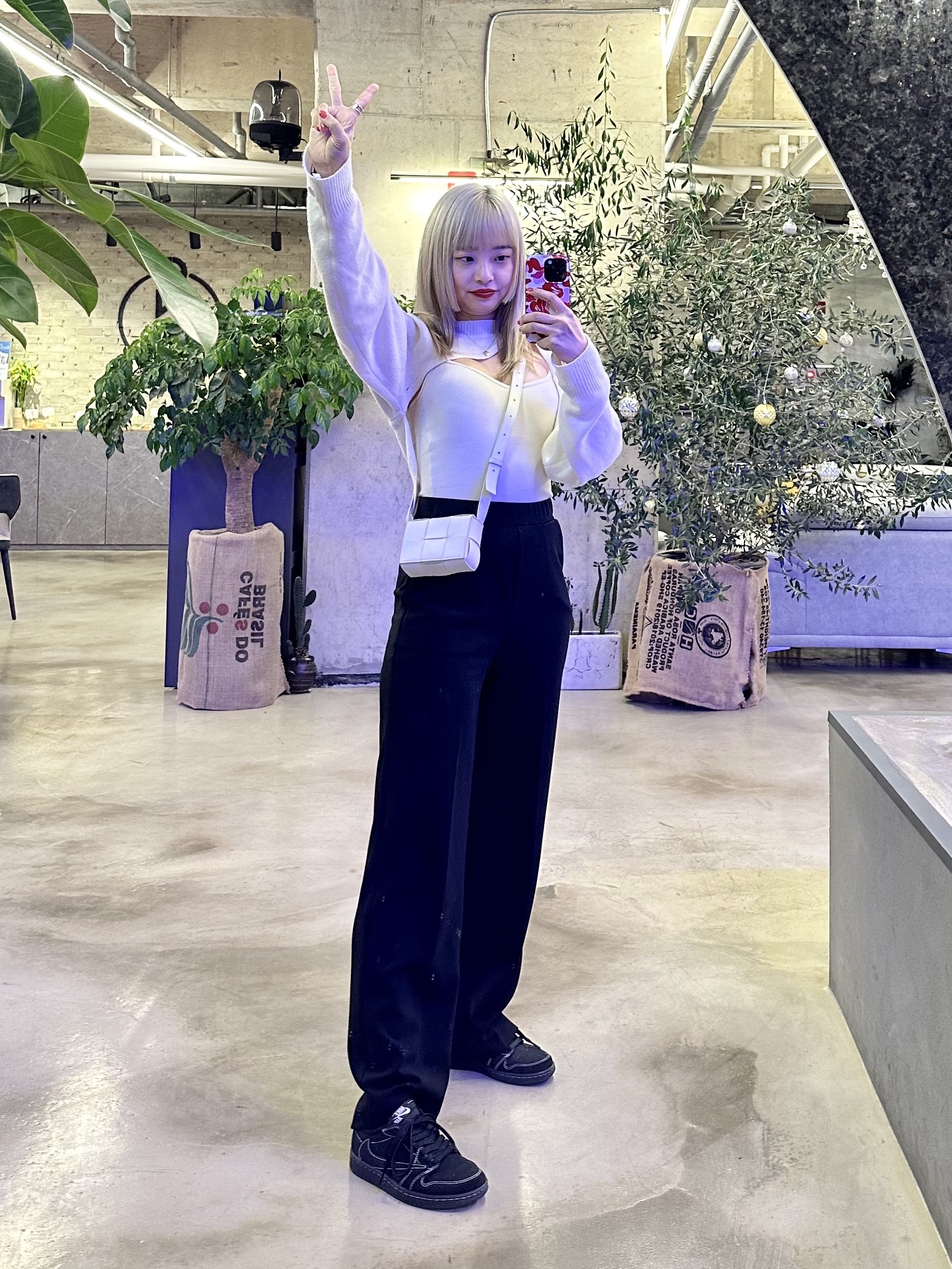 Jordan 1 x Travis Scott Retro Low OG SP Black Phantom, Bottega Veneta Mini Leather Cassette White 착용 스타일 - 3