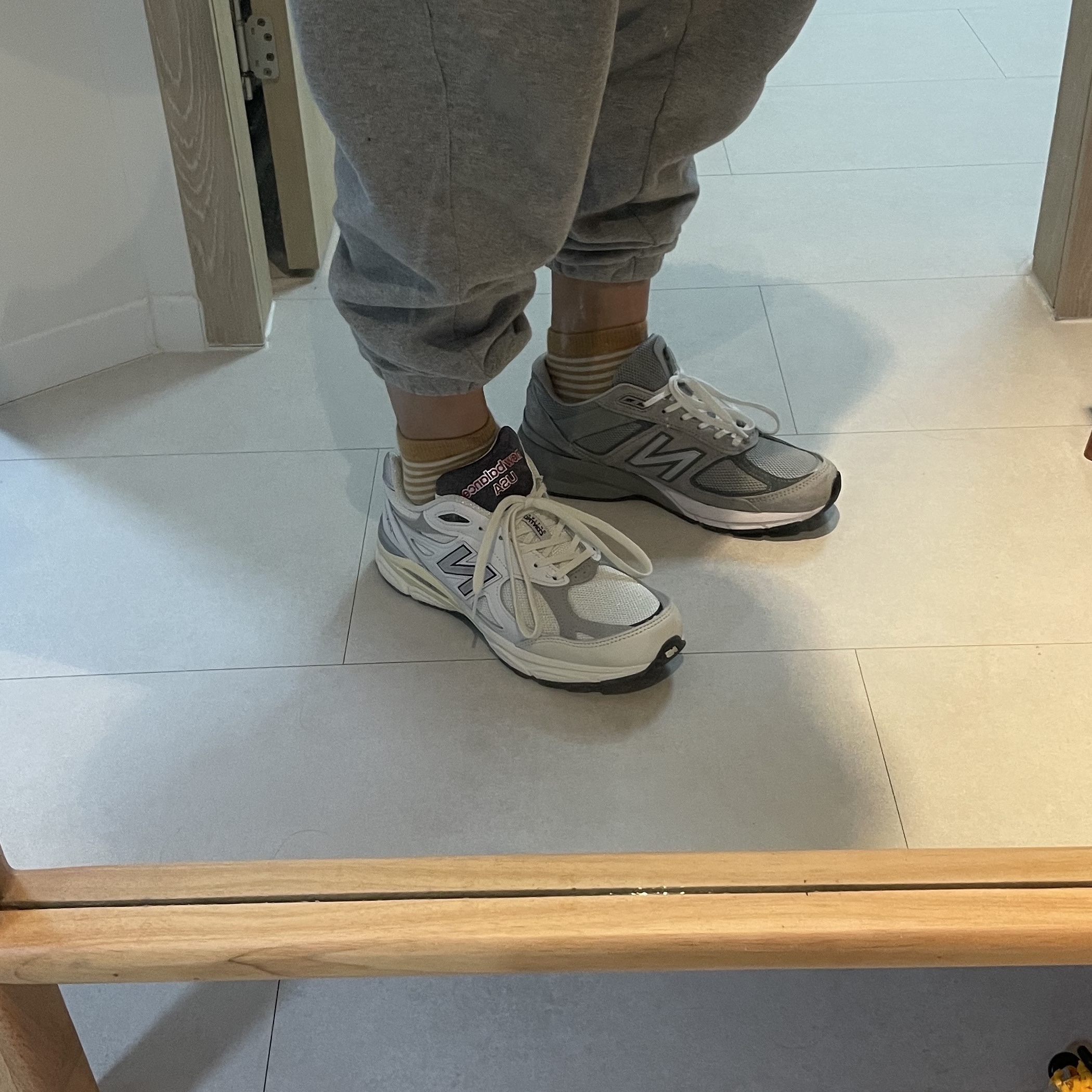 New Balance 990v3 Made in USA Sea Salt, New Balance 990v5 Made in USA Grey - D Standard 착용 스타일 - 4