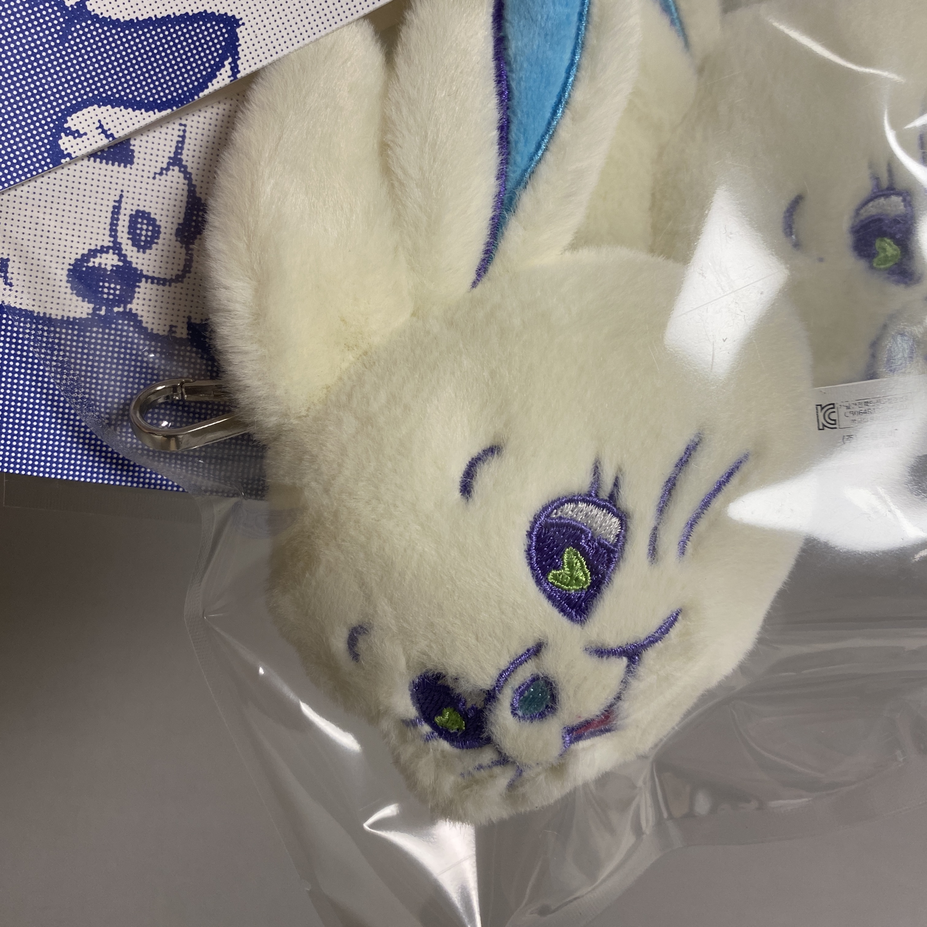 NewJeans Tokki Merchandise Fluffy Keyring White 착용 스타일 - 2