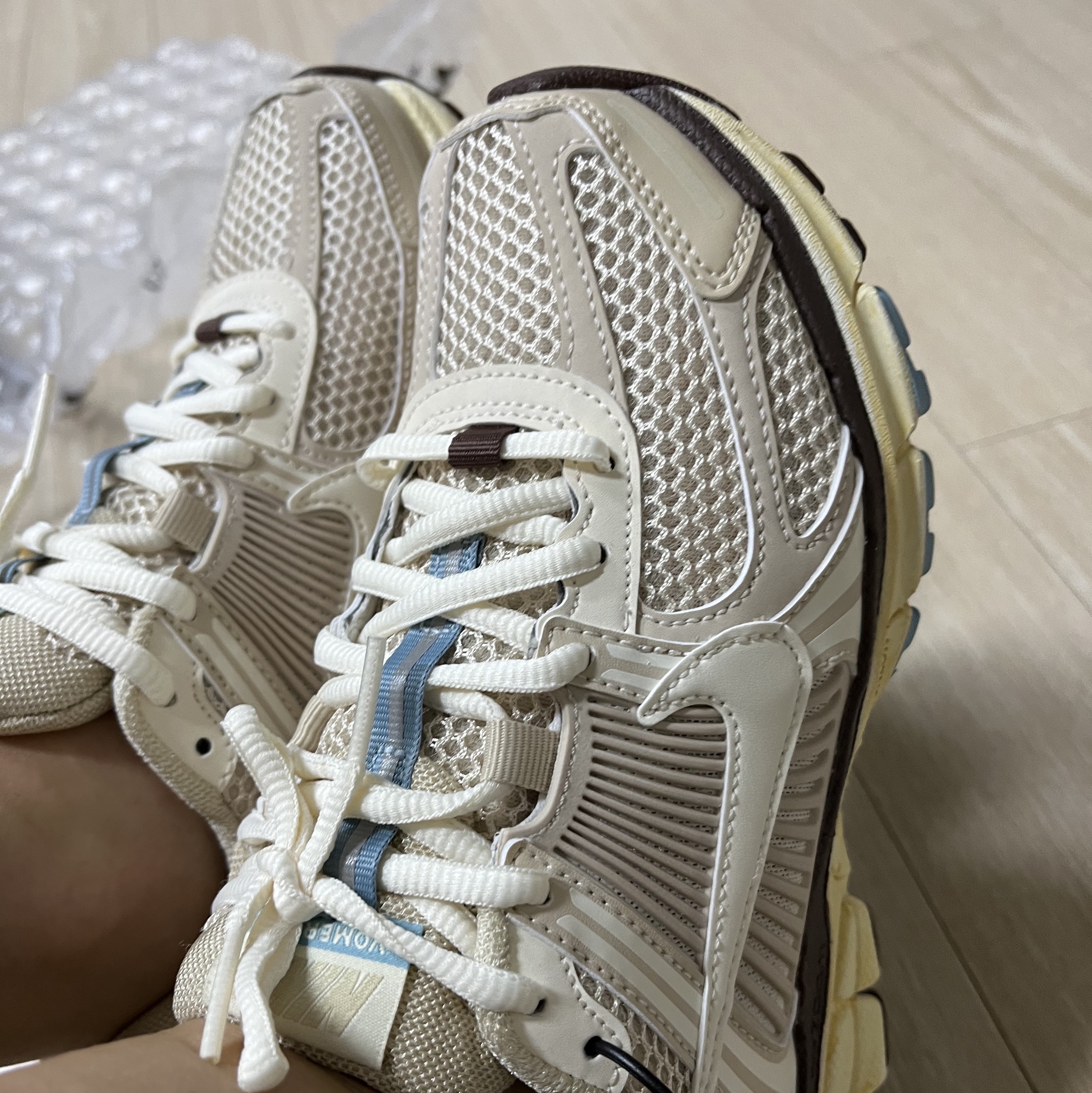 (W) Nike Zoom Vomero 5 Oatmeal 착용 스타일