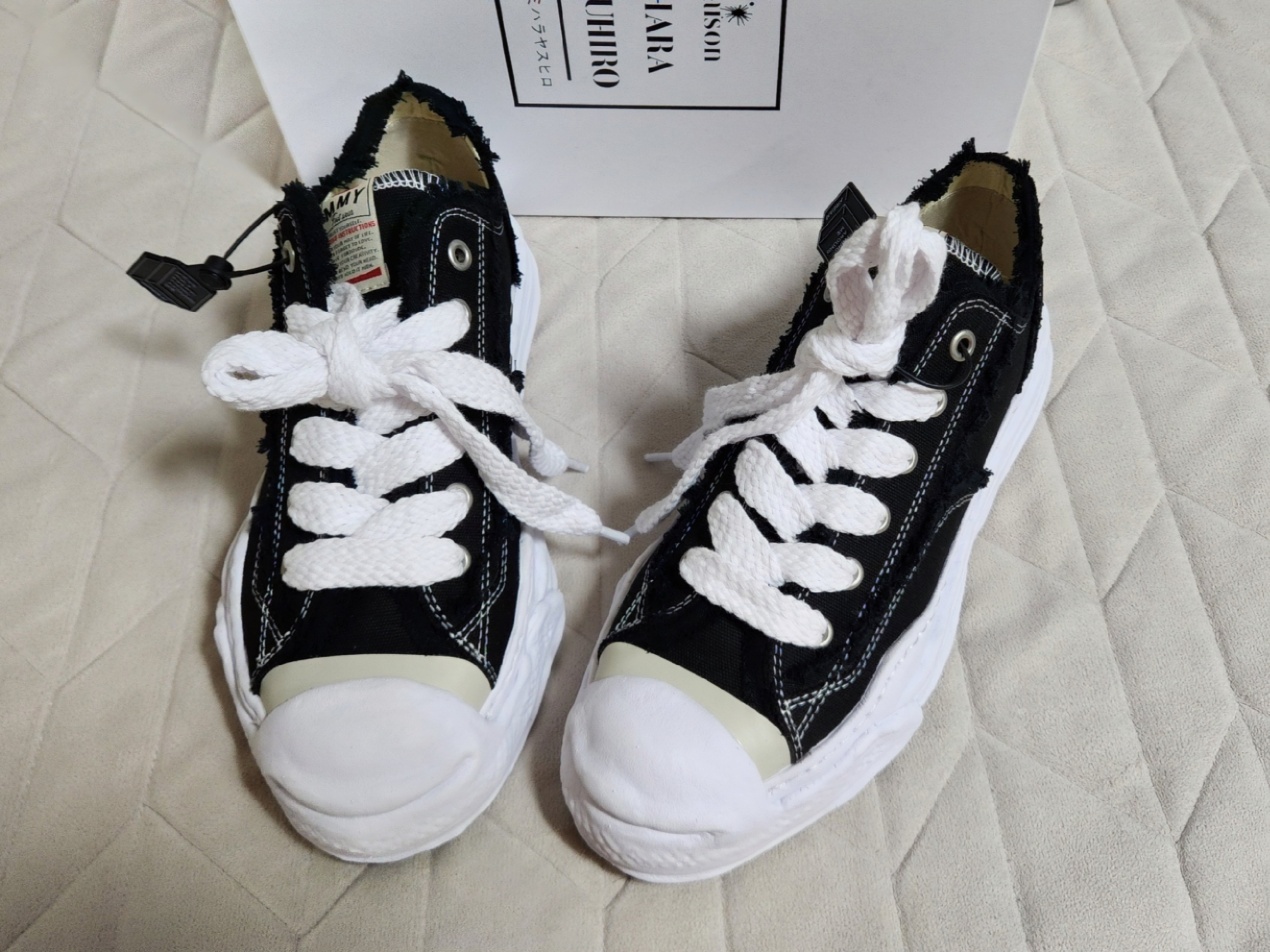 Maison Mihara Yasuhiro Hank OG Sole OH Canvas Low-top Sneakers Black 착용 스타일 - 5
