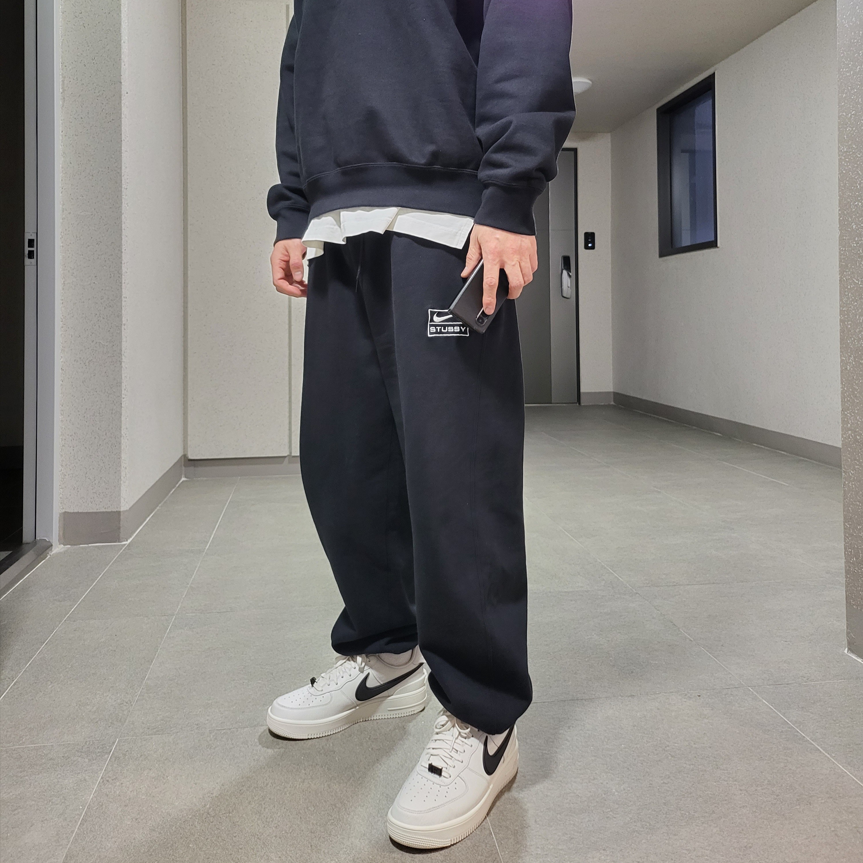 Nike x Ambush Air Force 1 Low SP Phantom, Nike x Stussy NRG Washed Fleece Crewneck Black (DO5310-010) 착용 스타일