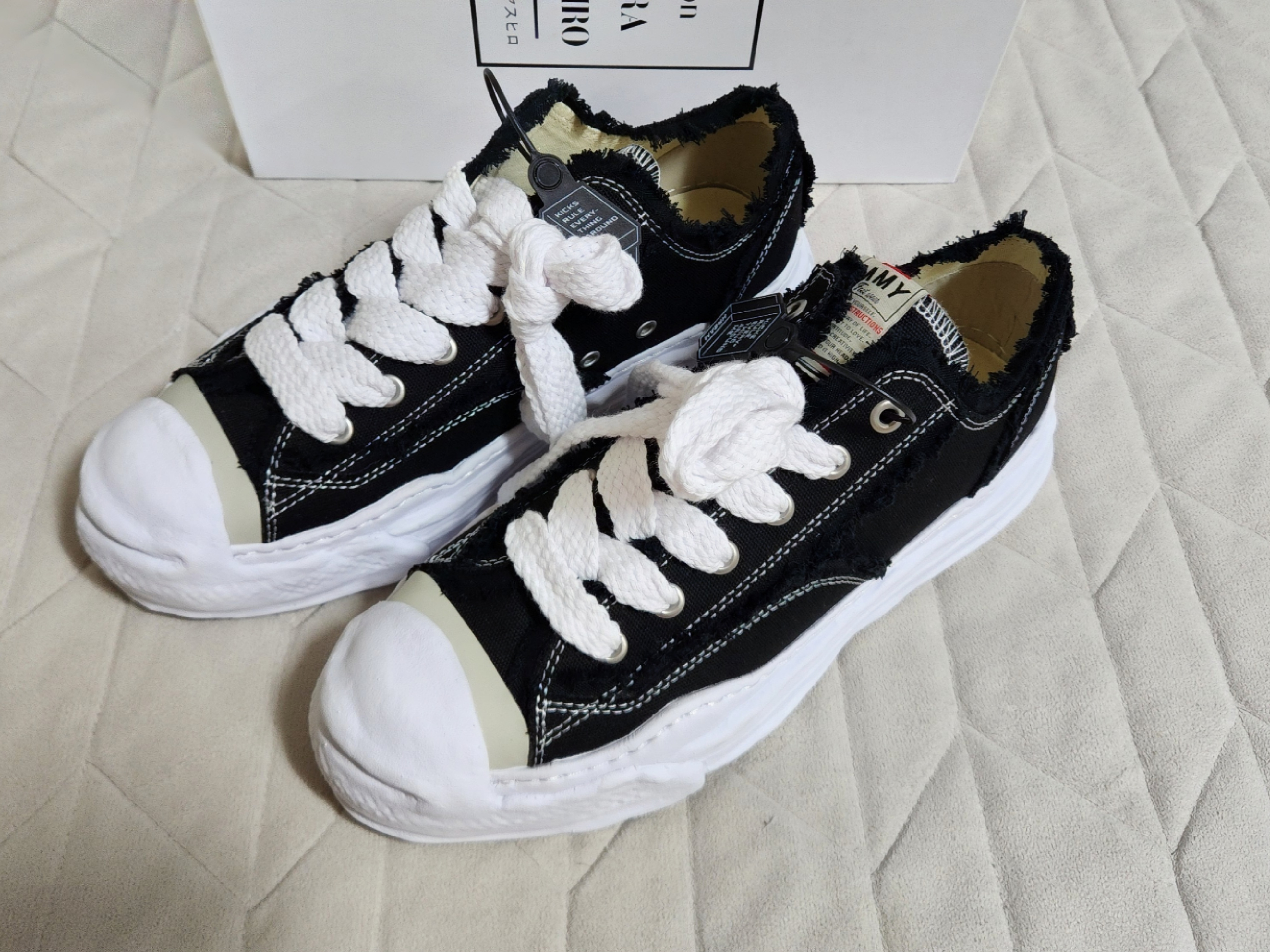 Maison Mihara Yasuhiro Hank OG Sole OH Canvas Low-top Sneakers Black 착용 스타일 - 1