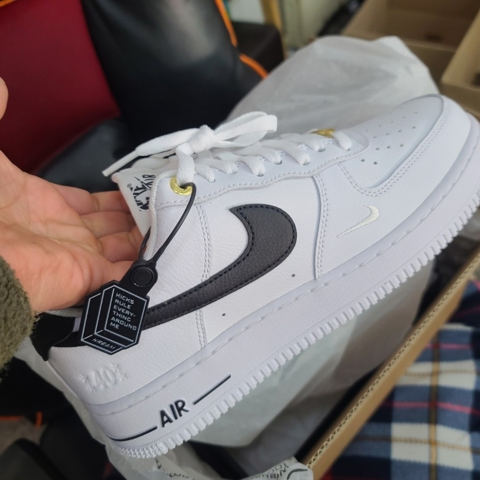 Nike Air Force 1 '07 LV8 40th Anniversary Join Forces White Black 착용 스타일 - 2