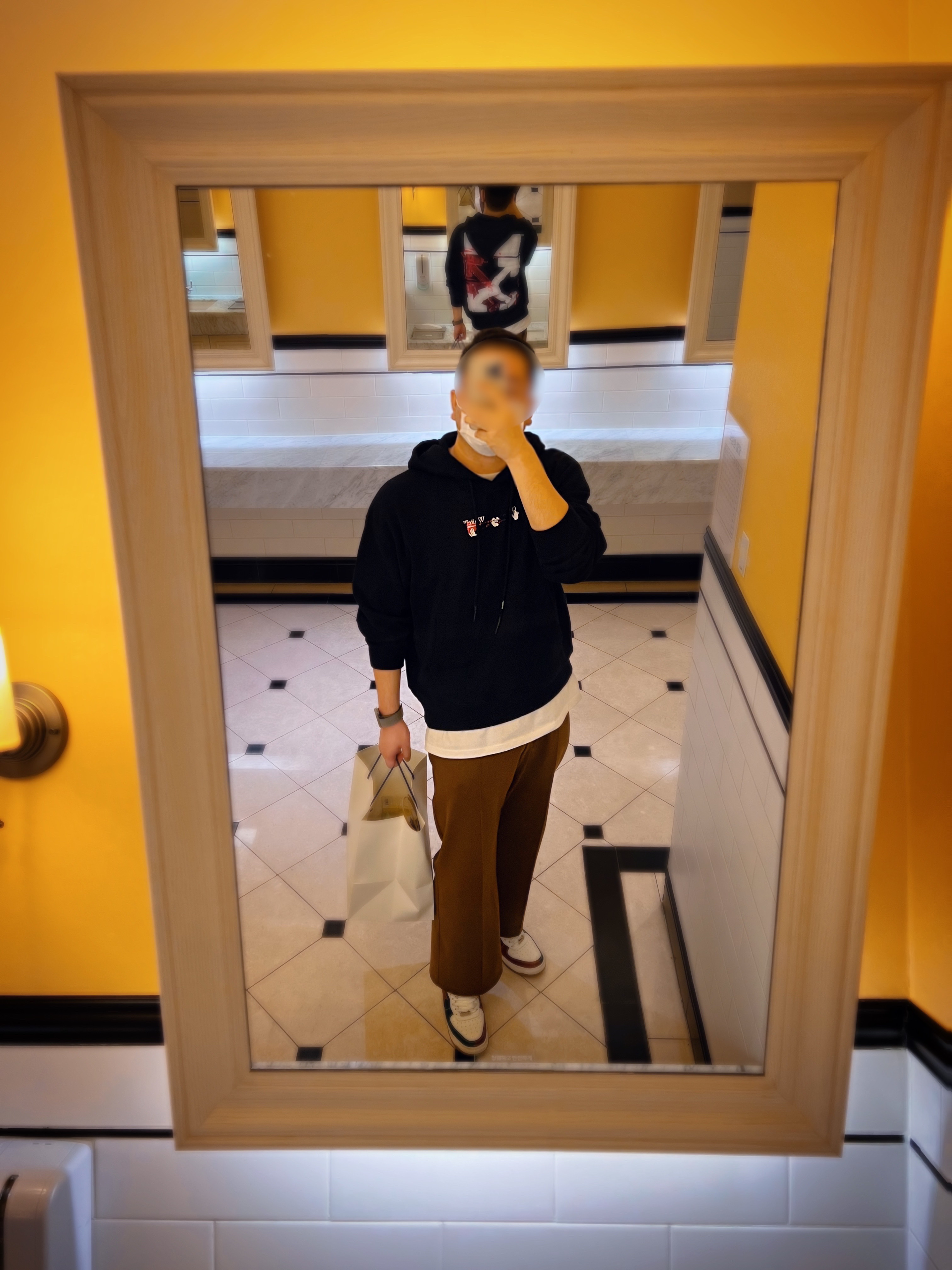 BAPE x END. Bape Sta Low M1 Bowling Green Red, Off-White Acrylic Arrow Hoodie Black 착용 스타일 - 1