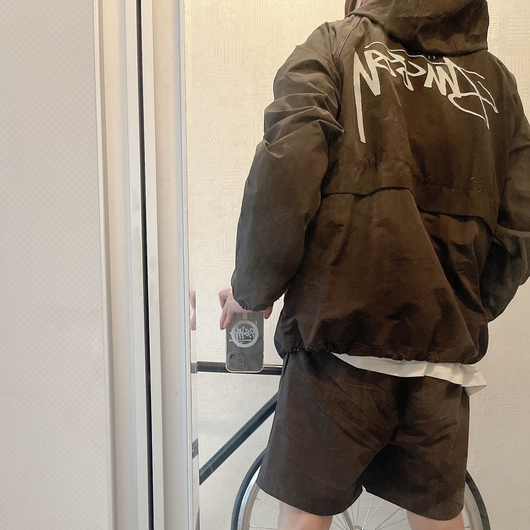 Stussy Wave Dye Beach Shell Jacket Black, Stussy Wave Dye Nylon Shorts Black 착용 스타일 - 1