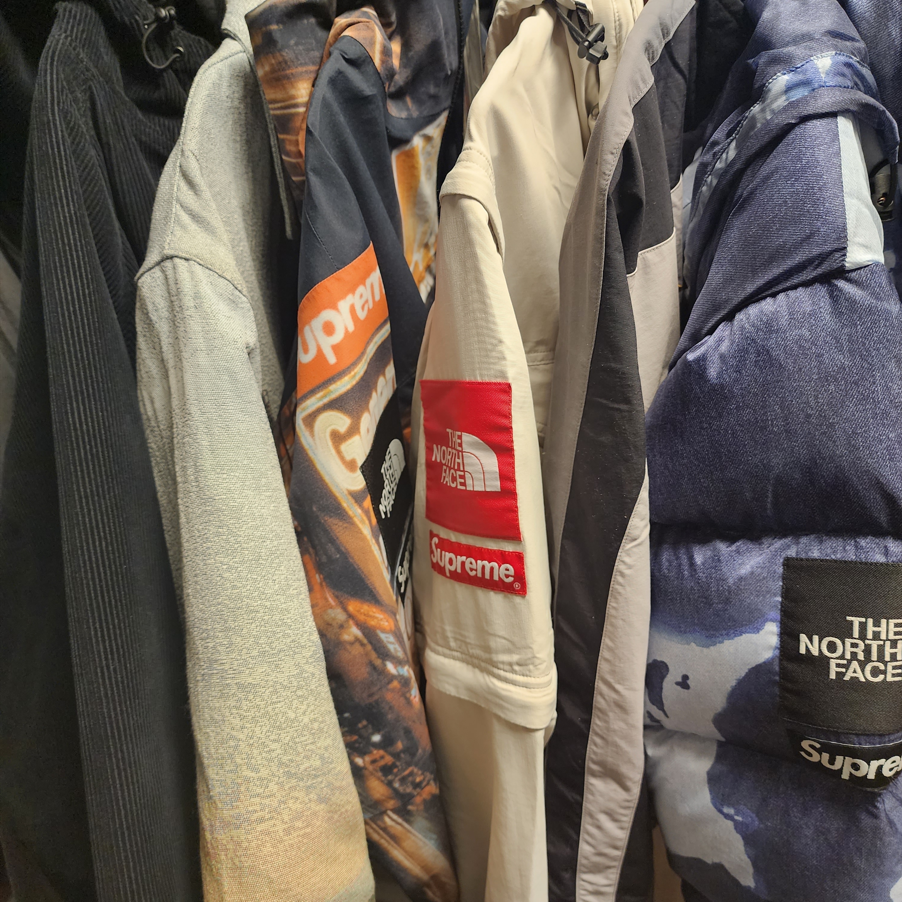 Supreme x Umbro Track Jacket Black - 23SS, Supreme x The North Face Bleached Denim Print Nuptse Jacket Indigo - 21FW 착용 스타일