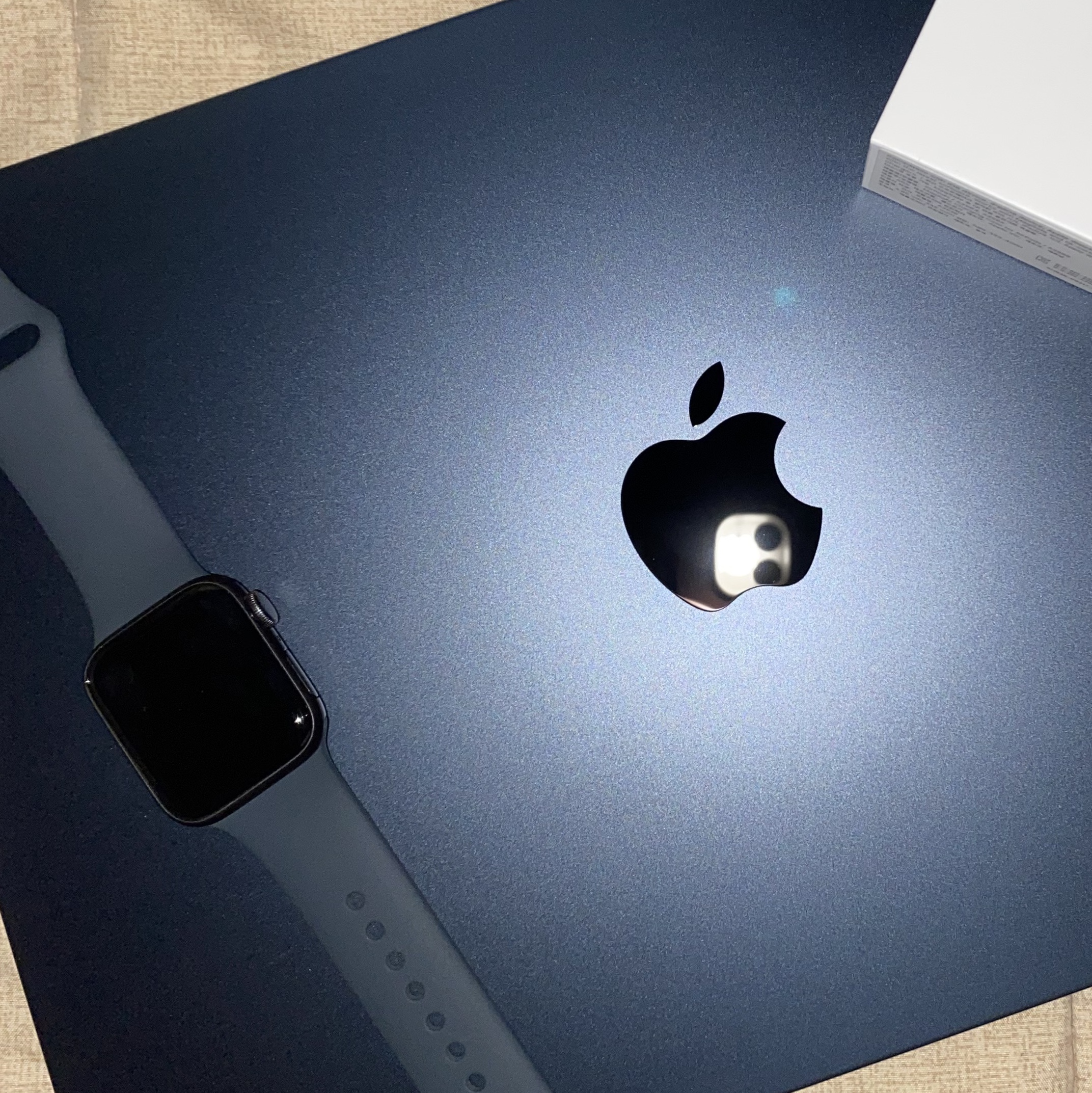 Apple Watch SE 40mm GPS Space Gray Aluminum Case with Sport Band Midnight (Korean Ver.), Apple 2020 MacBook Air 13 M1 256GB SSD / 8GB RAM Space Gray (Korean Ver.) 착용 스타일
