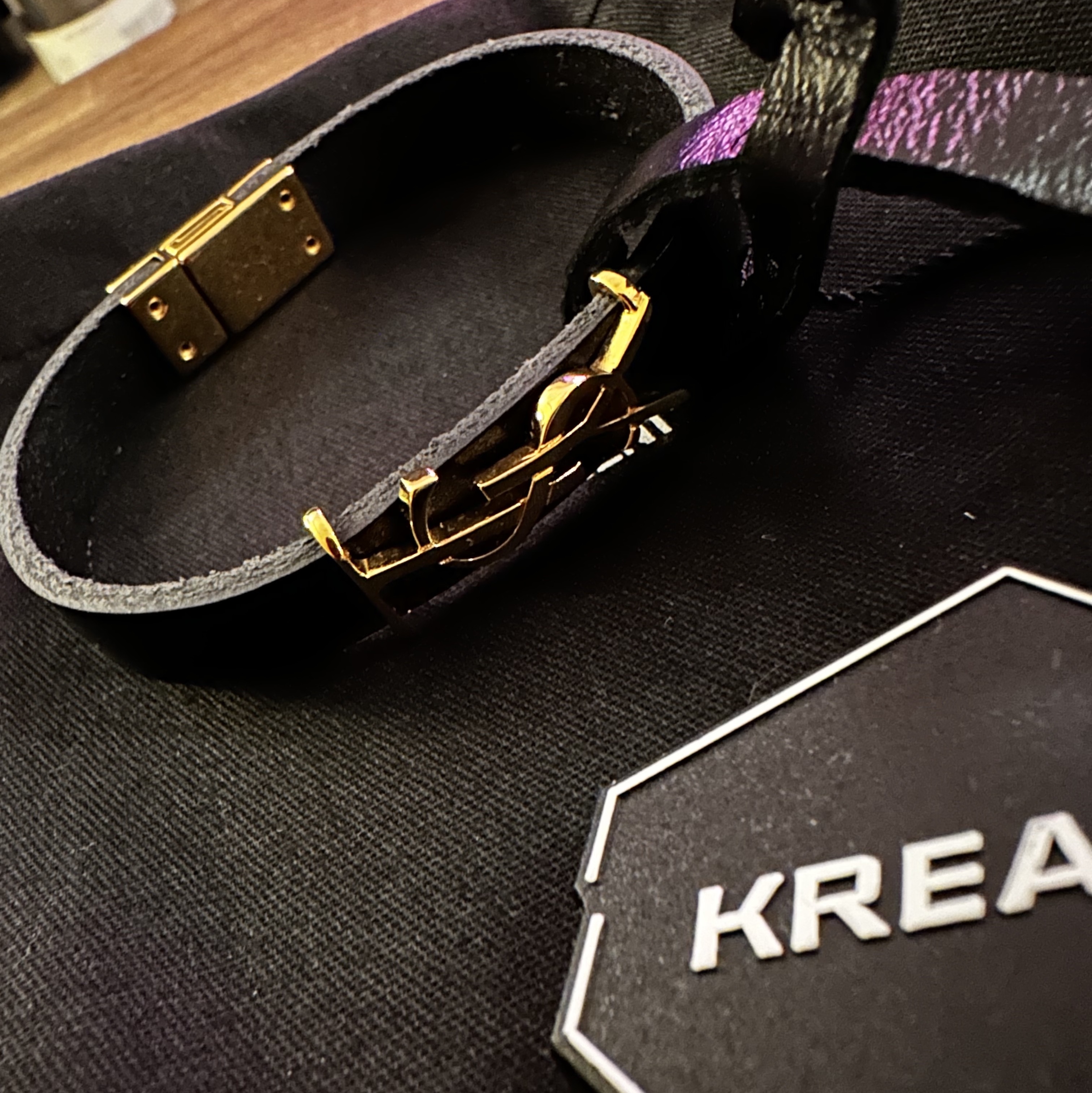 Saint Laurent Opyum Bracelet in Leather Gold Black 착용 스타일 - 2