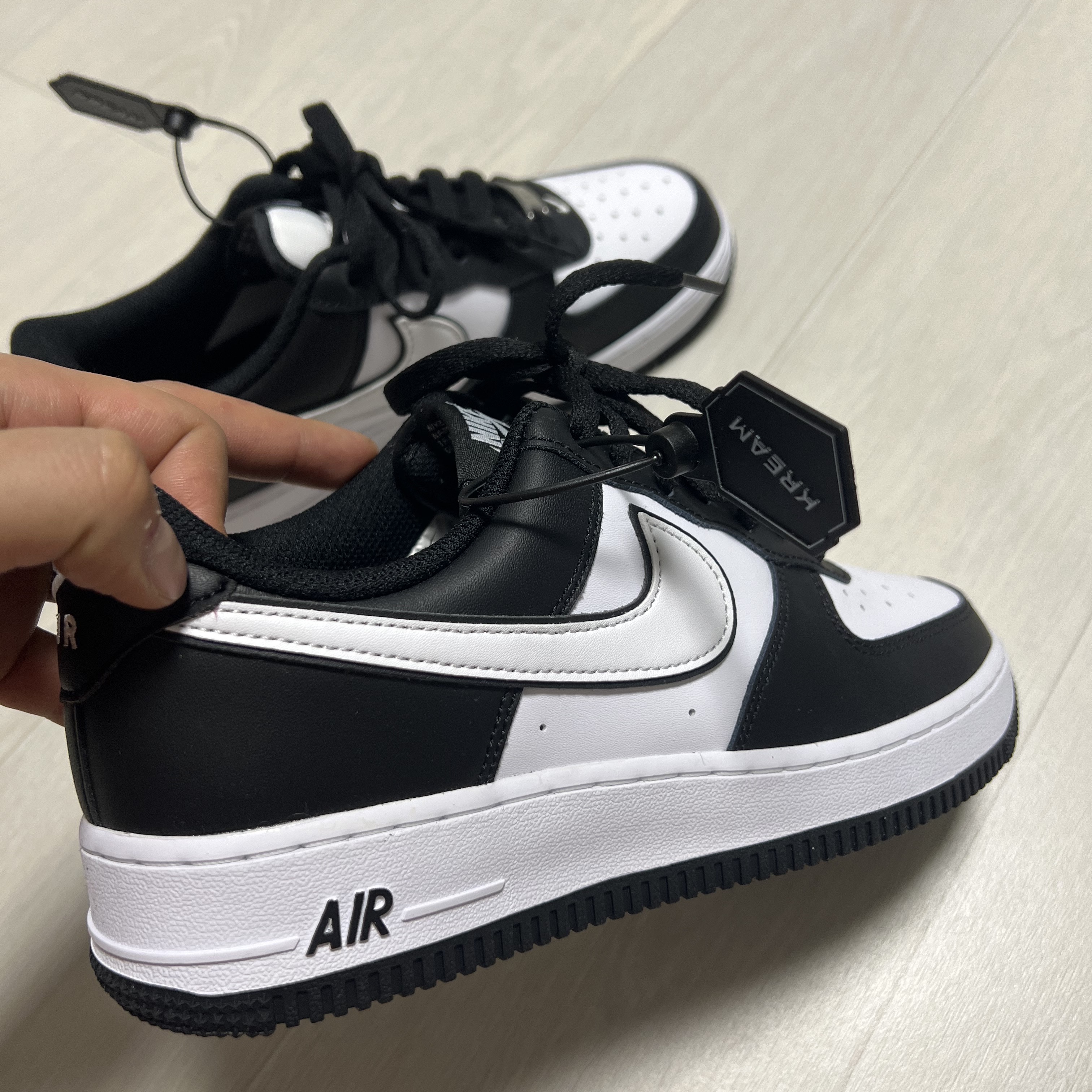 Nike Air Force 1 '07 Black White 착용 스타일