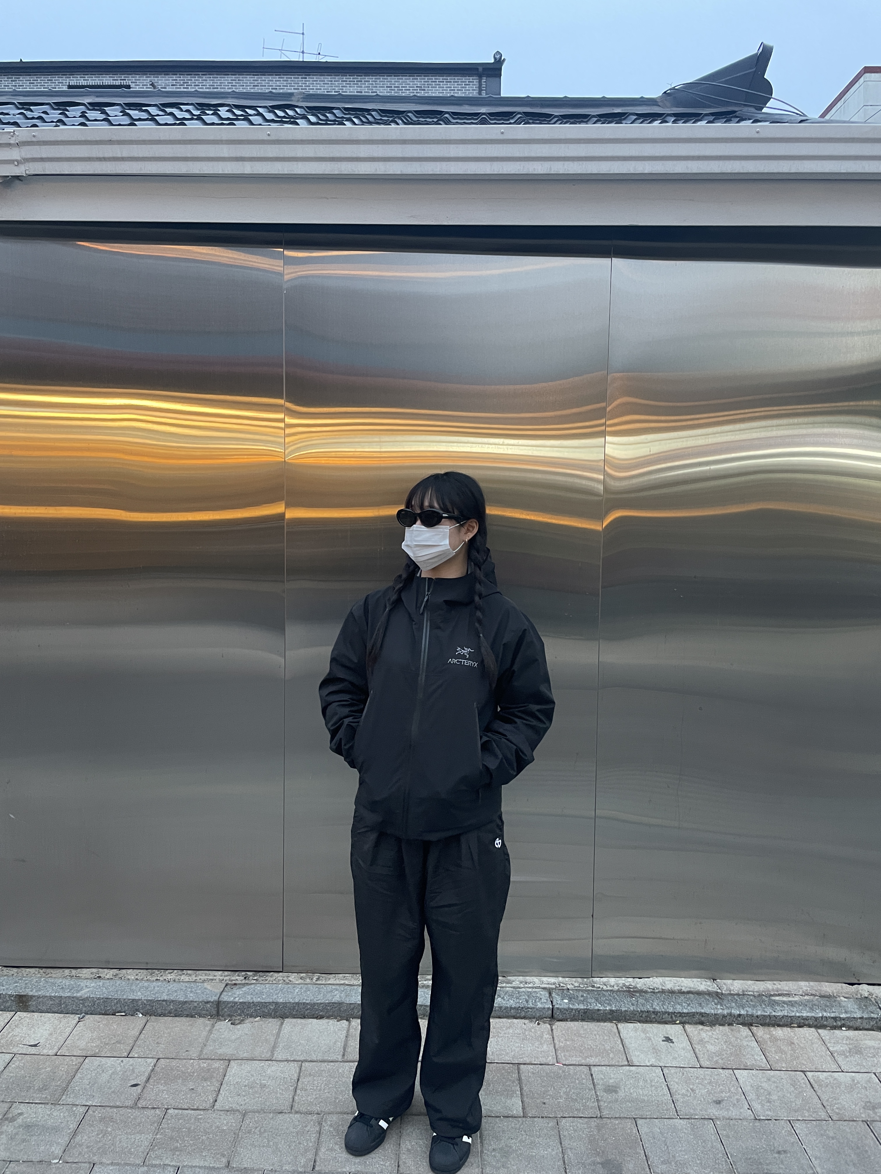 Arc'teryx Beta Jacket Black, Adidas Superstar Core Black White 착용 스타일 - 1