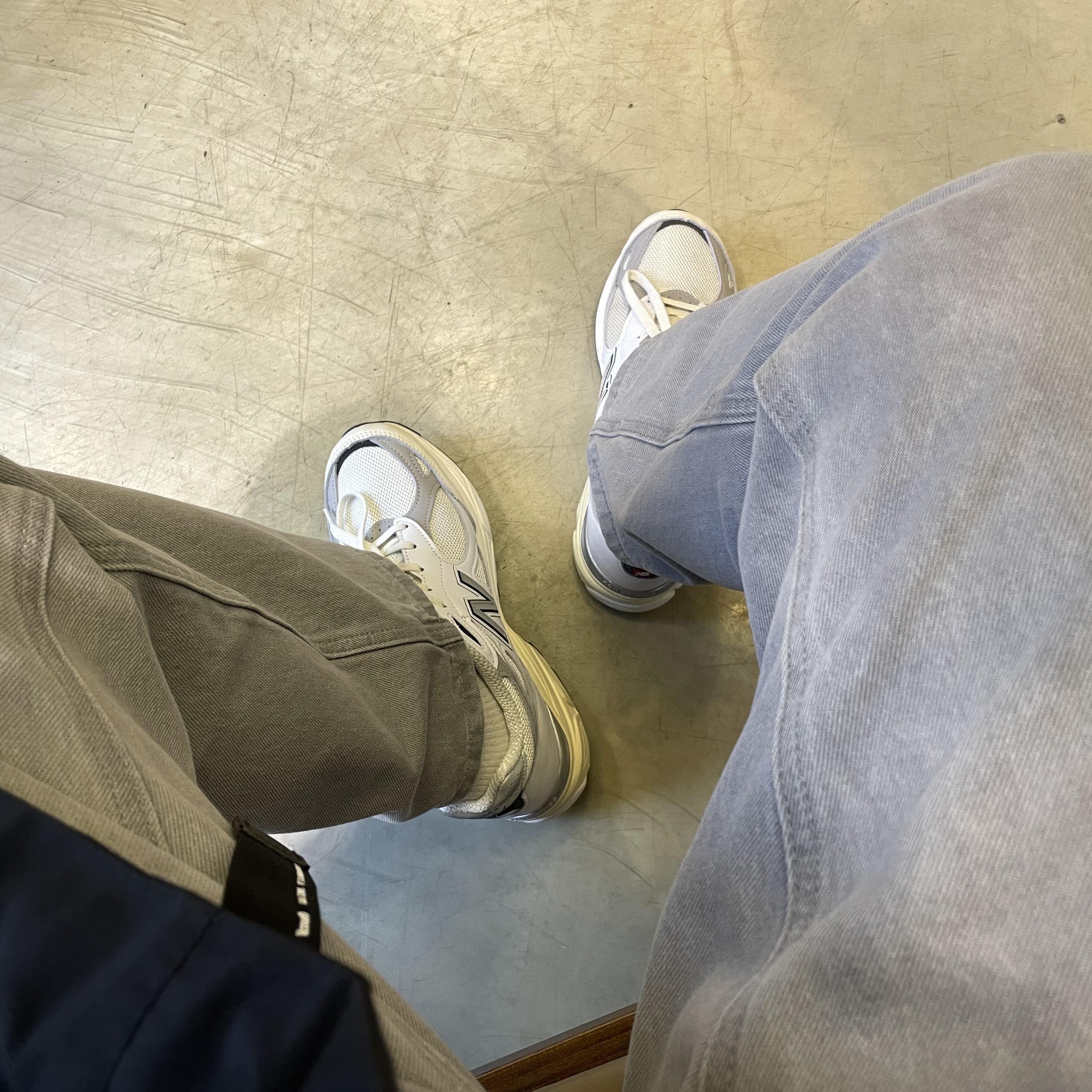 New Balance 990v3 Made in USA Sea Salt, New Balance 990v5 Made in USA Grey - D Standard 착용 스타일 - 1