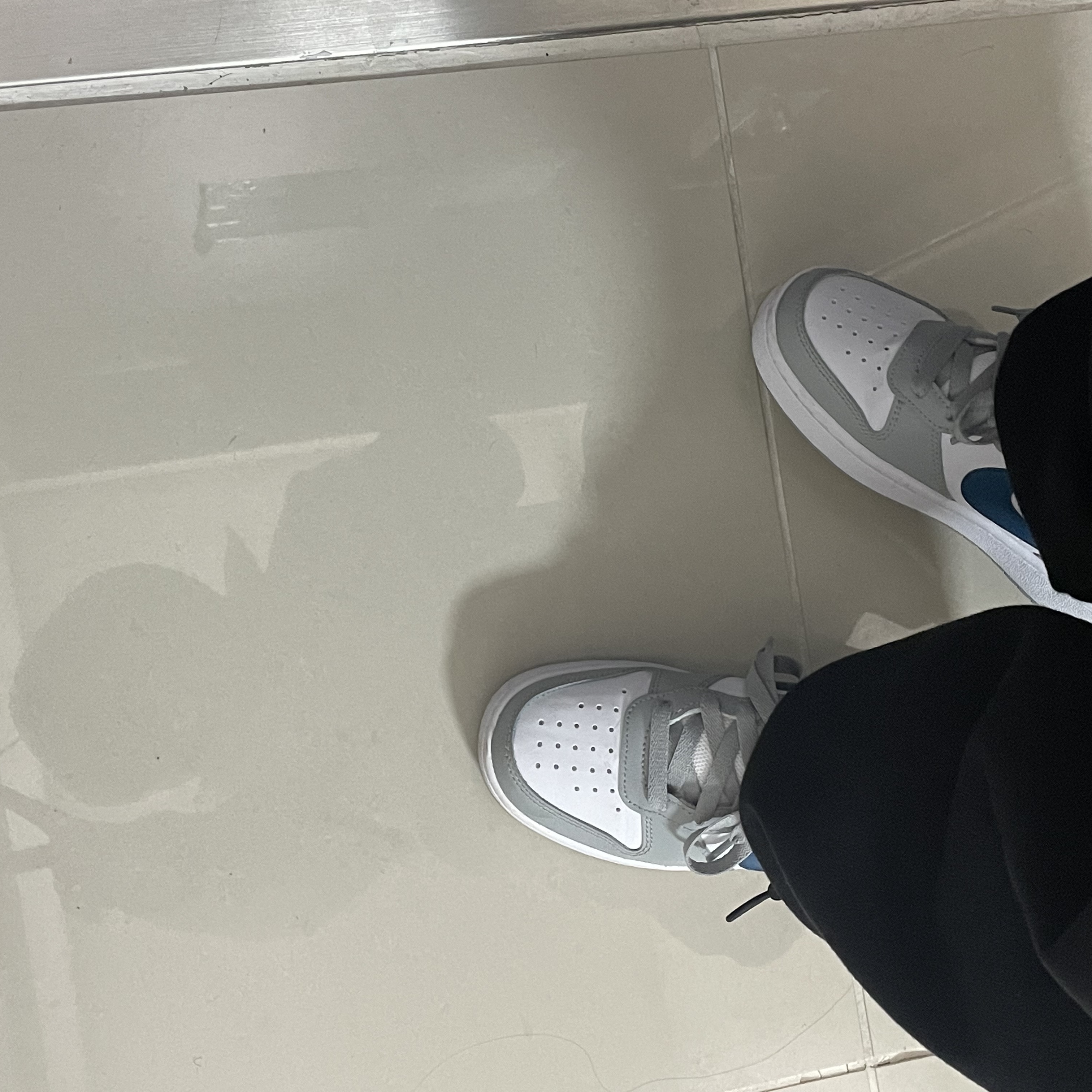 (GS) Nike Court Borough Low 2 Light Smoke Grey 착용 스타일 - 2