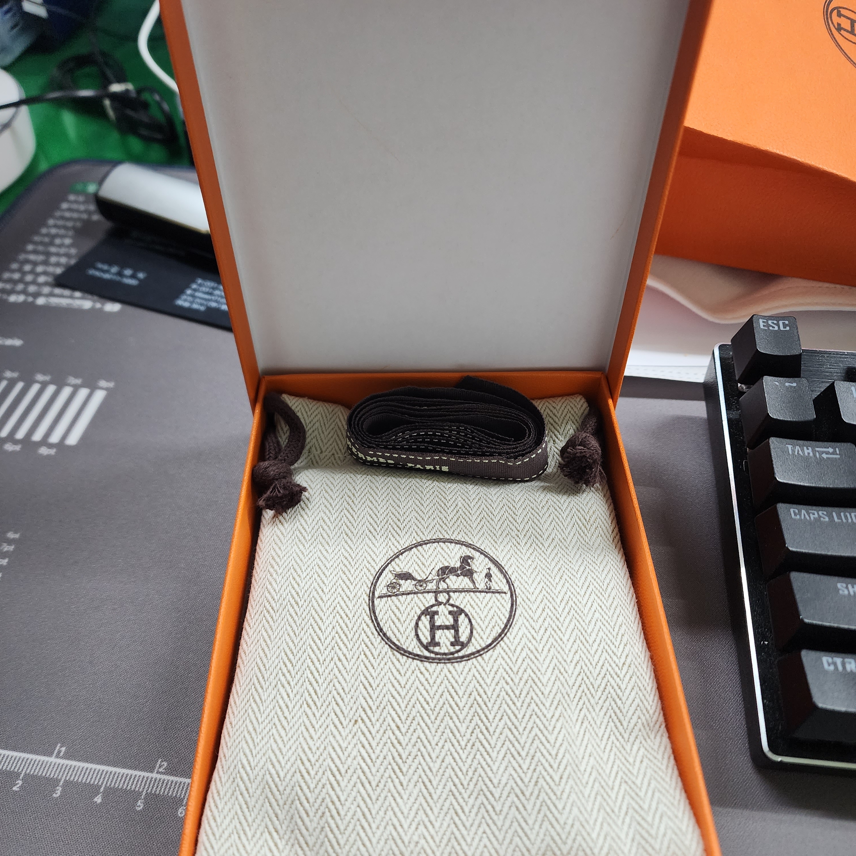 (W) Hermes Pop H Pendant Gold & Blanc 착용 스타일 - 1
