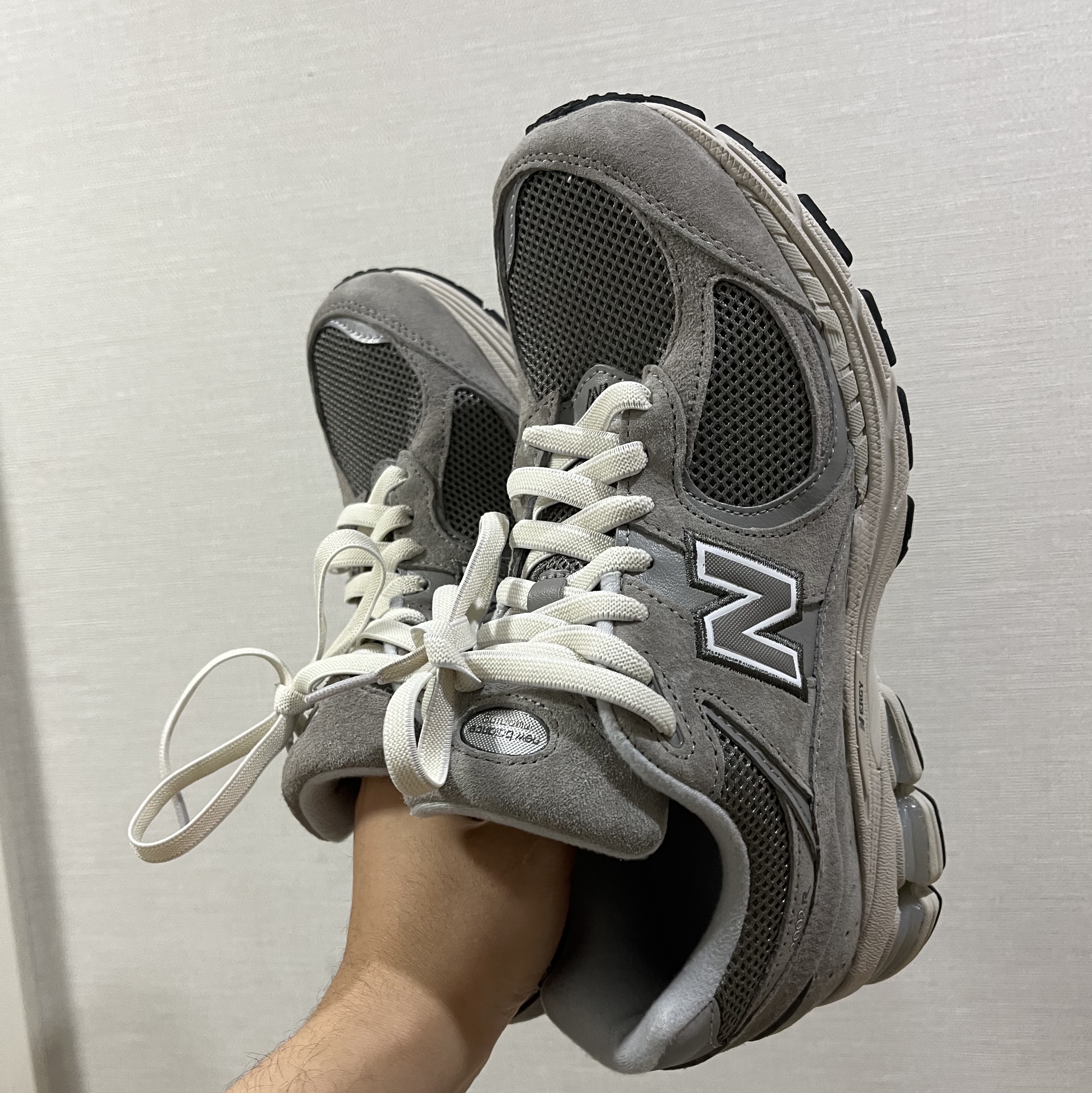 New Balance 2002R Grey 착용 스타일